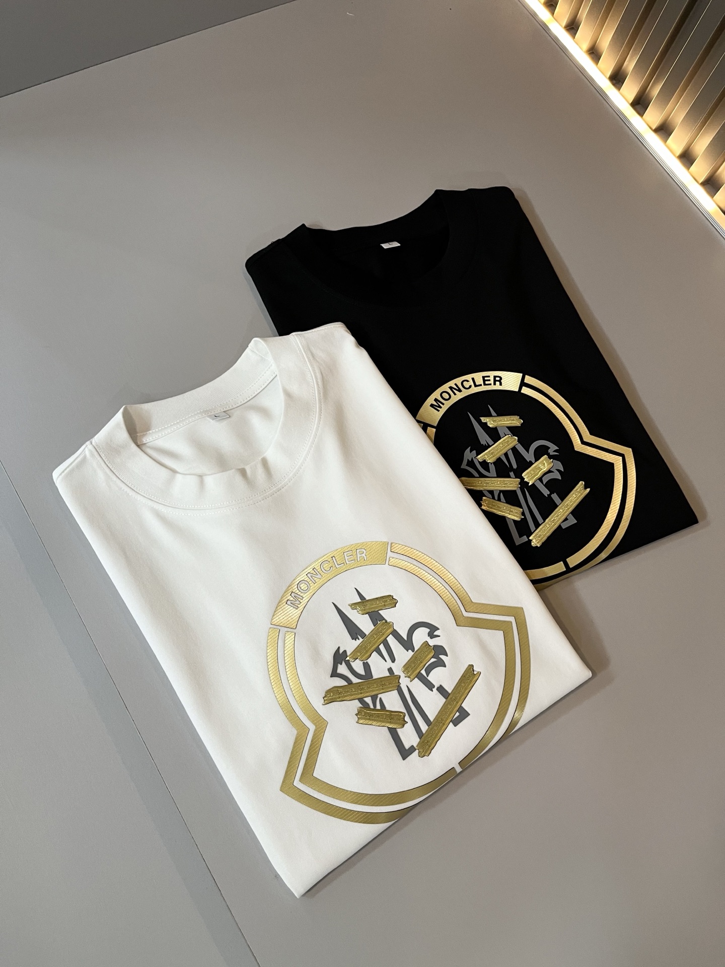 Moncler蒙家 2025春夏男女同款👫情侣款最新的贸易订单短袖T恤，全品相！！网红款！采用logo图