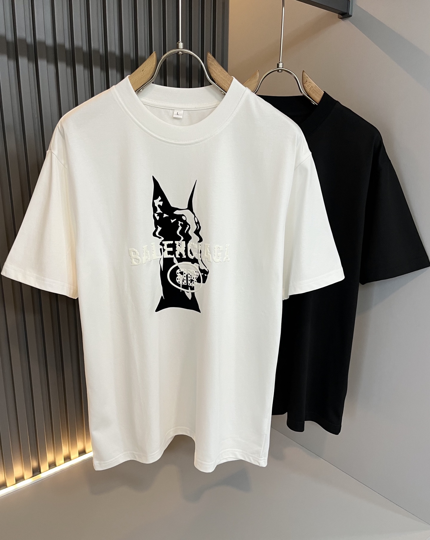 NO:522141,BALENCI*GA Paris* Home 2025 Spring and Summer New Men and Women's Same Short-Sleeve T-shirt!  Fashionable casual short-sleeved T-shirt with catwalk pattern prints!  Design logo glue pressing design!  The most designed and selected customers provide pure cotton fabrics, which feels soft and skin-friendly, and are comfortable and breathable. The real thing will definitely make you love it!  Loose, small, shoulder-dead round neck cut, genderless couple mixed styles, opening up a new fashion charm!  Differentiate the market version of the high-end custom series!  Size M-4XL, balenciaga, T-shirt,tees, t-shirt,alexander wang19860909BALENCI*GA巴黎*家 2025春夏新款男女同款短袖T恤！走秀图案印花时尚休闲短袖T恤衫！设计logo压胶设计！极具设计精选客供g纯棉面料,手感柔软亲肤,着身舒适透气性都无法挑剔,实物绝对会让你爱不释手！宽松小落肩的圆领版型裁剪,无性别主义的情侣混穿款式,打开全新的时装新韵味！区别市场版本高定系列！尺码M-4XL,,balenciaga,T-shirt,tees，t-shirt,alexander wang,Men's clothing