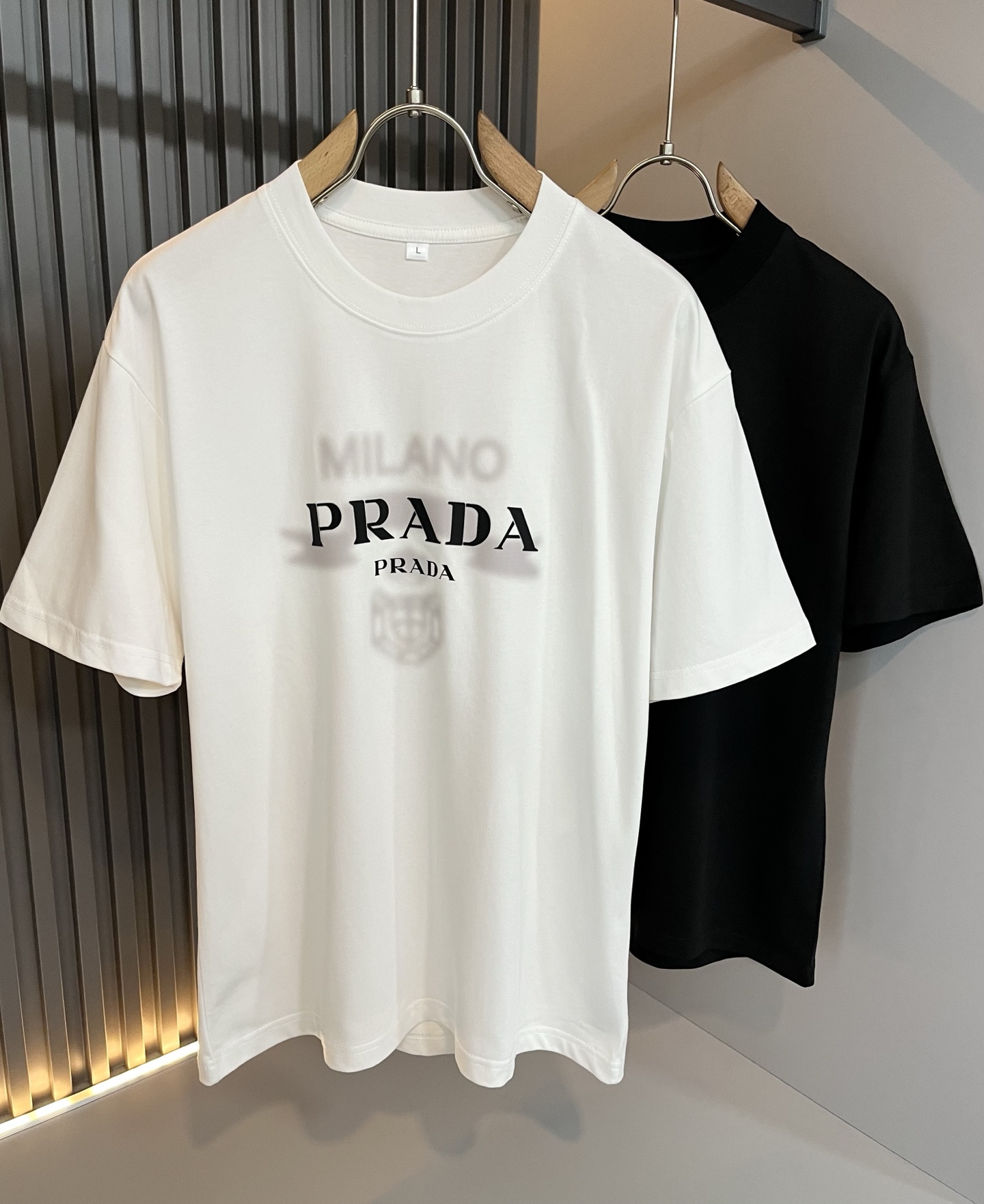 NO:522154,PRAD*A Pu*da 2025 spring and summer new short-sleeved T-shirt for men and women, the latest model is exclusively available on the entire network!  !  ~ It is classic and fashionable and versatile, who doesn’t like it? It will show the classic again. It is very pleasing to the eye and comes with a low luxury halo and recognition!  Pr*da's traditional brand concept and modern advanced technology are perfectly combined. Coupled with the extremely modern and simple design, P's exclusive logo pattern glue pressing design!  Customized 100% imported pure cotton fabric!  The texture of this model is quite touching, the specifications and grades are known with tentacles. The degree of delicateness and breathability are top-notch!  Size M-4XL, prada, T-shirt,tees, t-shirt,alexander wang19860909PRAD*A普*达2025春夏新款男女同款短袖T恤,最新款全网独家首上！！~既经典有时尚百搭,谁不爱啊,将经典再次展现,非常的耐看,自带低奢光环与辨识度！Pr*da传统的品牌理念和现代化的先进技术进行了完美结合.加上极其现代摩登风范的简约设计,p家专属logo图案压胶设计！定制百分百进口纯棉面料！此款的质感相当感人 触手便知规格档次 细腻程度与透气效果堪称顶级！尺码M-4XL,,prada,T-shirt,tees，t-shirt,alexander wang,Men's clothing