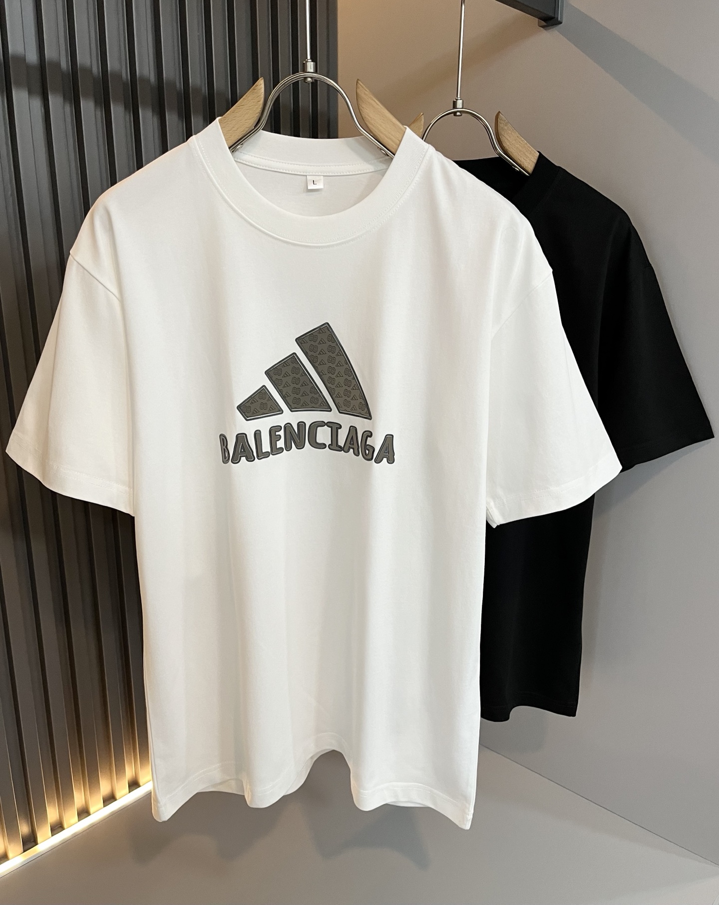 NO:522147,BALENCI*GA Paris* Home 2025 Spring and Summer New Men and Women's Same Short-Sleeve T-shirt!  Fashionable casual short-sleeved T-shirt with catwalk pattern prints!  Design logo glue pressing design!  The most designed and selected customers provide pure cotton fabrics, which feels soft and skin-friendly, and are comfortable and breathable. The real thing will definitely make you love it!  Loose, small, shoulder-dead round neck cut, genderless couple mixed styles, opening up a new fashion charm!  Differentiate the market version of the high-end custom series!  Size M-4XL, balenciaga, T-shirt,tees, t-shirt,alexander wang19860909BALENCI*GA巴黎*家 2025春夏新款男女同款短袖T恤！走秀图案印花时尚休闲短袖T恤衫！设计logo压胶设计！极具设计精选客供g纯棉面料,手感柔软亲肤,着身舒适透气性都无法挑剔,实物绝对会让你爱不释手！宽松小落肩的圆领版型裁剪,无性别主义的情侣混穿款式,打开全新的时装新韵味！区别市场版本高定系列！尺码M-4XL,,balenciaga,T-shirt,tees，t-shirt,alexander wang,Men's clothing