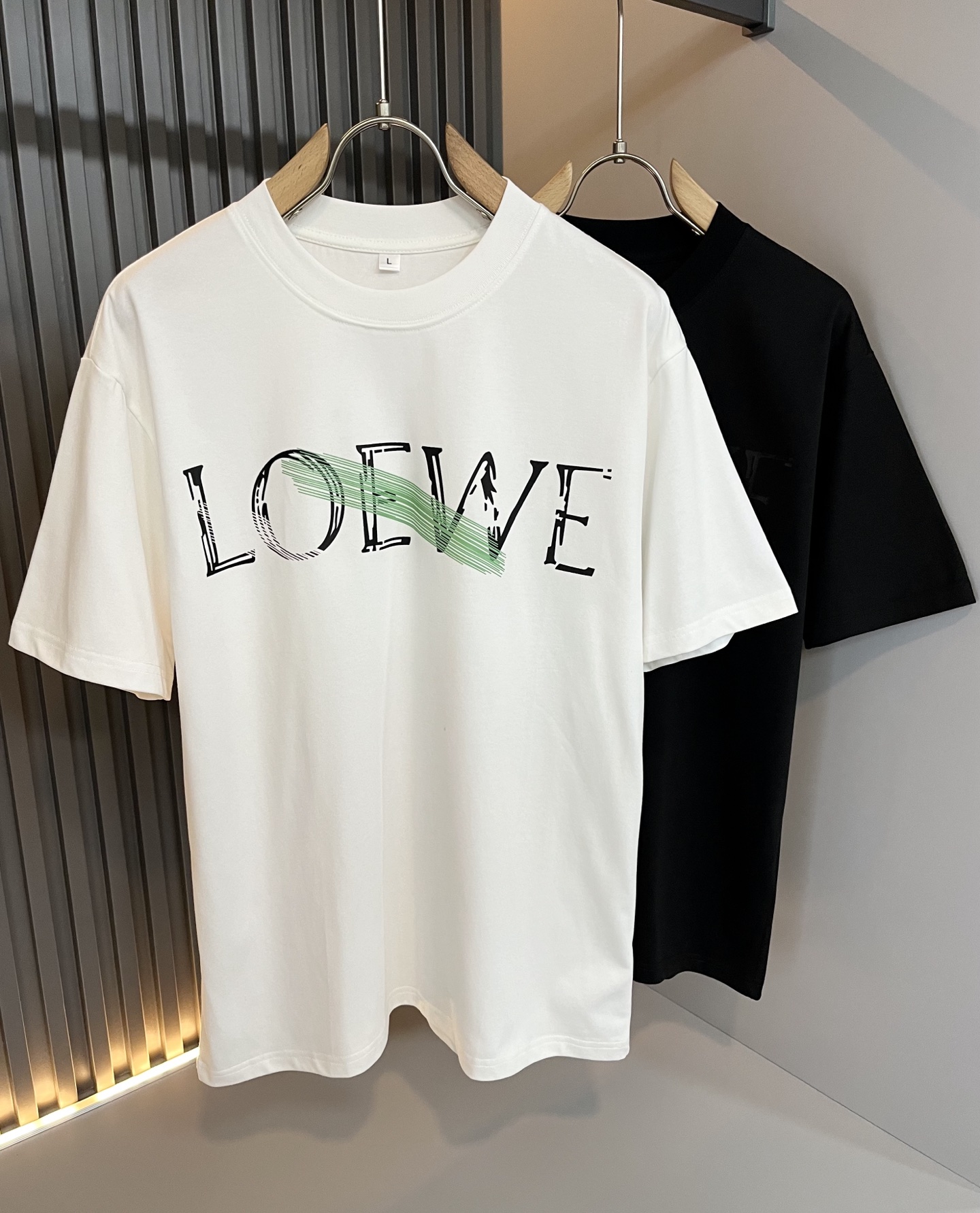 NO:518249,LOE*WE Luo*We 2025 spring and summer new short-sleeved T-shirt for men and women, original Italian order channel, very personalized and high-end style, logo pattern offset printing technology design!  Couple pure cotton short-sleeved T-shirt!  !  The latest fashion trends and popular products are here, and it is another simple and high-end fashion item. It is a fashion product with very high-end outfit charm. It is a must-have item for fashion trends!  Original Italian manufacturer channels, special-level orders, and released at the same time as Hong Kong, Macao and Taiwan buyers. This model is also the latest popular product of Luo Yiweijia this year and the most classic product. Its specifications and grades are beyond doubt!  !  The choice is very diverse, and it can be said that this model naturally has a fresh and natural feeling, showing the brand charm and high-end feeling. The texture of this model is very good, and the heavy weight and brilliant skin-friendliness that can be seen with hands are even better, and it is a complete enjoyment of wearing!  !  Size: M-4XL, loewe, loewe, T-shirt,tees, t-shirt,alexander wang19860909LOE*WE罗*威 2025春夏新款男女同款短袖T恤,意大利原厂订单渠道,极具个性高级风,标志logo图案压胶印花工艺设计！情侣款纯棉短袖T恤！！最新时尚潮流人气产物驾到,又是一款简约高级的时尚单品,穿搭魅力十分高级不俗的时尚产物 ,时尚潮流必备单品！意大利原厂渠道,特供级别订单,同步港澳台买手店发布,此款也是罗意威家今年的最新人气产物,也是最经典的产物,其规格跟档次更是毋庸置疑！！ 选择极具多样化,言而喻此款自然具备那种清新自然的感觉,彰显品牌魅力与高级感,此款的质感十分的到位,用手可以感知的重磅跟出彩亲肤程度更是上佳,十足的穿着享受！！尺码: M-4XL,,loewe,loewe,T-shirt,tees，t-shirt,alexander wang,Men's clothing