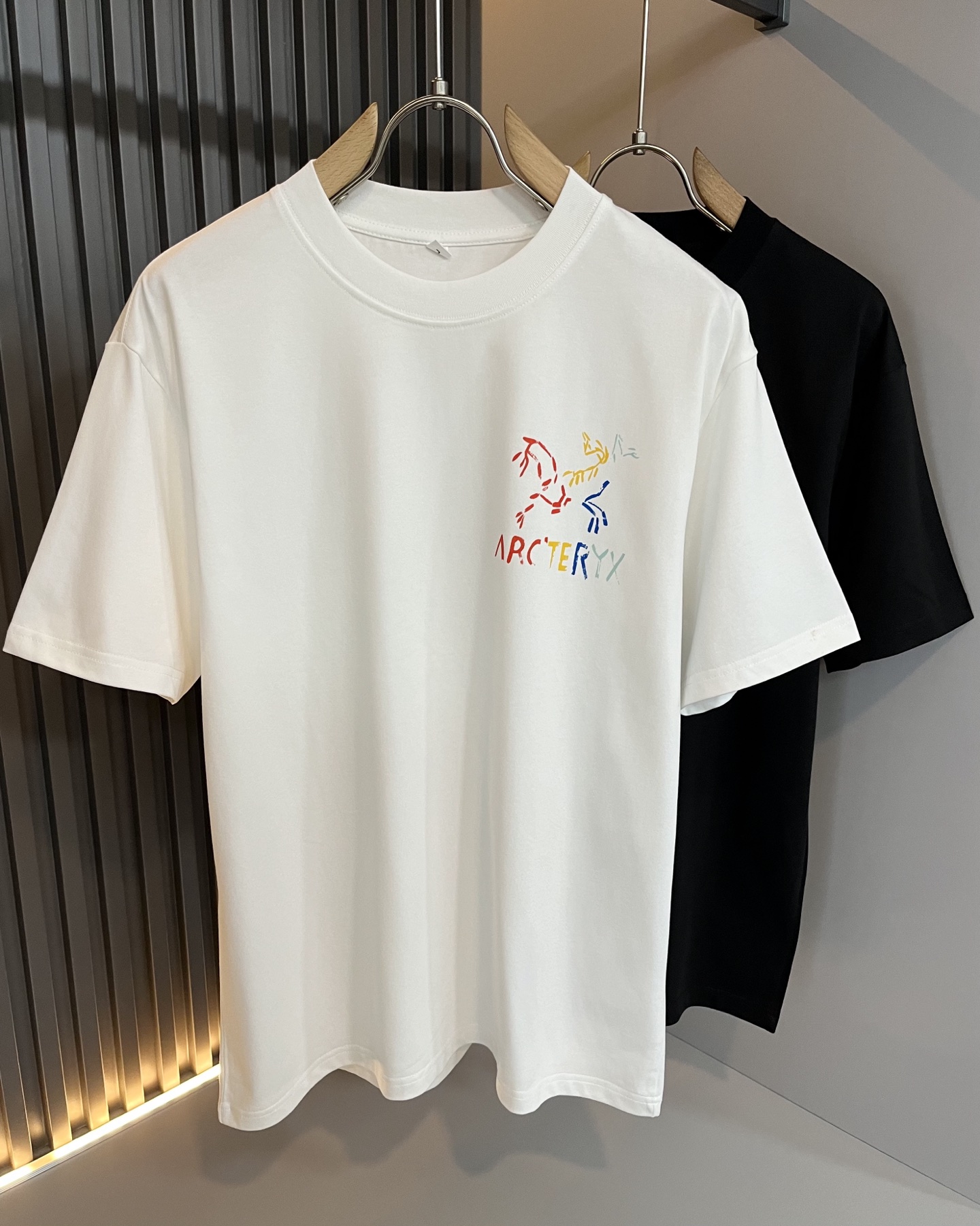 NO:518253,ARCTER*X Original Archaeological Bird 2025 spring and summer new short-sleeved T-shirt outdoor brands for men and women, perhaps the first thing that comes to mind is Canadian goose and Archaeological Bird. It gives people a feeling of trying out the label!  In addition to being quite accomplished in style design, the most obvious or most expert should be to have deeper and unique insights and attainments in fabrics. Through continuous structural research and problem-solving, and characterized by unique research on fabrics, these alone are enough to support it to become the first new logo brand image in the clothing manufacturing industry. This model uses air cotton material!  The fabric after the seiko blending feels smooth and soft, and it has both natural beauty and comfort. The large body style is cut cleanly and cleanly, and the fabric shows a different hazy structural beauty. It is made of exclusive mold customization. The fabric and its technology test the workers, can be smooth and smooth without wrinkles!  Logo logo pattern glue pressing process design!  It really tests the handmade work of every master!  It makes the whole clean and neat, without leaving any thread. Now men who pursue life are more refined in life!  Size M-4XL, arc'teryx, T-shirt,tees, t-shirt,alexander wang19860909ARCTER*X始*祖鸟 2025春夏新款男女同款短袖T恤户外品牌可能大家第一想到的就是加拿大鹅、始祖鸟.给人一种标签试的感觉！除了在款式设计上颇有造诣之外,最明显或者说最为拿手的,应该就是在面料上的拥有更深独特见解跟造诣了.通过不断地结构研究和问题处理,在以面料独特研究为特征,仅凭这些就已经足以支撑其成为服装制造行业中,首屈可数的新标志品牌形象.此款采用的空气棉材质！通过精工混纺之后的面料,手感细滑柔软,同时兼具自然美感跟舒适度.大身上版型裁剪简洁干净,面料上显现出了不一样朦胧的结构性美感来.独家开模定制而成,面料及其考验工人的技术,能做到平整服帖又不起皱！标志logo图案压胶工艺设计！真的是很考验每位师傅的手工制作！使得整体干净利索,不留一丝线头.现在对于生活有所追求的男性也在生活中更为精致！尺码M-4XL,arc'teryx,T-shirt,tees，t-shirt,alexander wang,Men's clothing