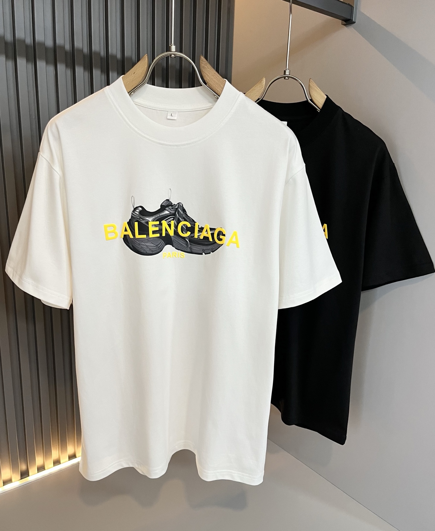 NO:519673,BALENCI*GA Paris* Home 2025 Spring and Summer New Men and Women's Same Short-Sleeve T-shirt!  Fashionable casual short-sleeved T-shirt with catwalk pattern prints!  Design logo glue pressing design!  The most designed and selected customer-supplied 260g pure cotton fabric, which feels soft and skin-friendly, is comfortable and breathable, and you can’t picky about the real thing!  Loose, small, shoulder-dead round neck cut, genderless couple mixed styles, opening up a new fashion charm!  Differentiate the market version of the high-end custom series!  Size M-4XL, balenciaga, T-shirt,tees, t-shirt,alexander wang19860909BALENCI*GA巴黎*家 2025春夏新款男女同款短袖T恤！走秀图案印花时尚休闲短袖T恤衫！设计logo压胶设计！极具设计精选客供260g纯棉面料,手感柔软亲肤,着身舒适透气性都无法挑剔,实物绝对会让你爱不释手！宽松小落肩的圆领版型裁剪,无性别主义的情侣混穿款式,打开全新的时装新韵味！区别市场版本高定系列！尺码M-4XL,,balenciaga,T-shirt,tees，t-shirt,alexander wang,Men's clothing