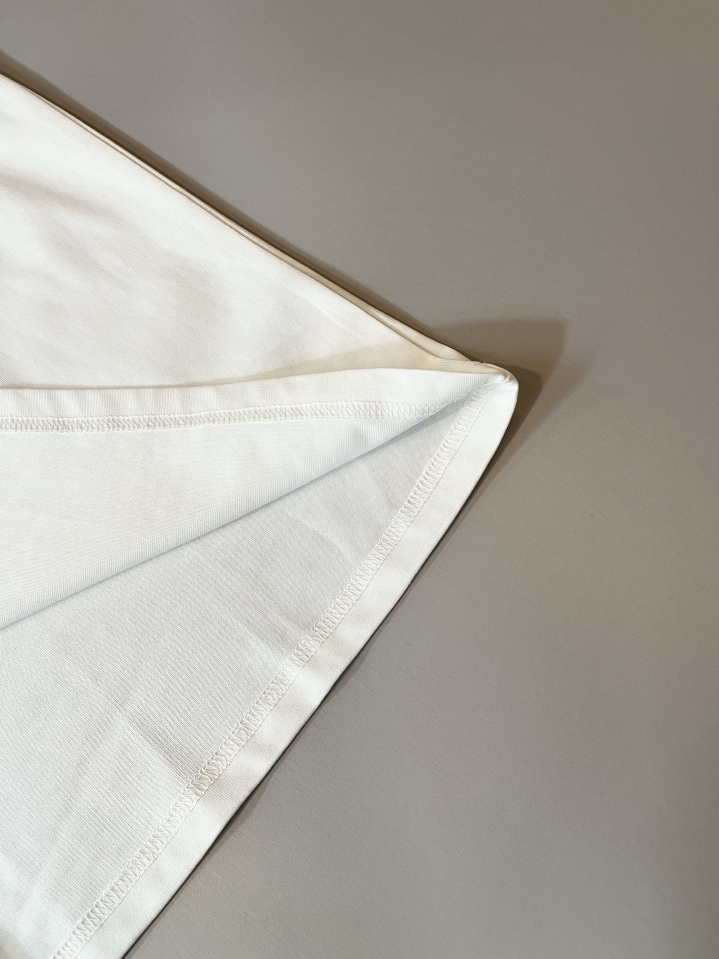 FEN*I 芬*迪2025春夏新款FD家族FF男女同款👫打底衫，男女同款👫百搭极简短袖。意大利原厂订单，