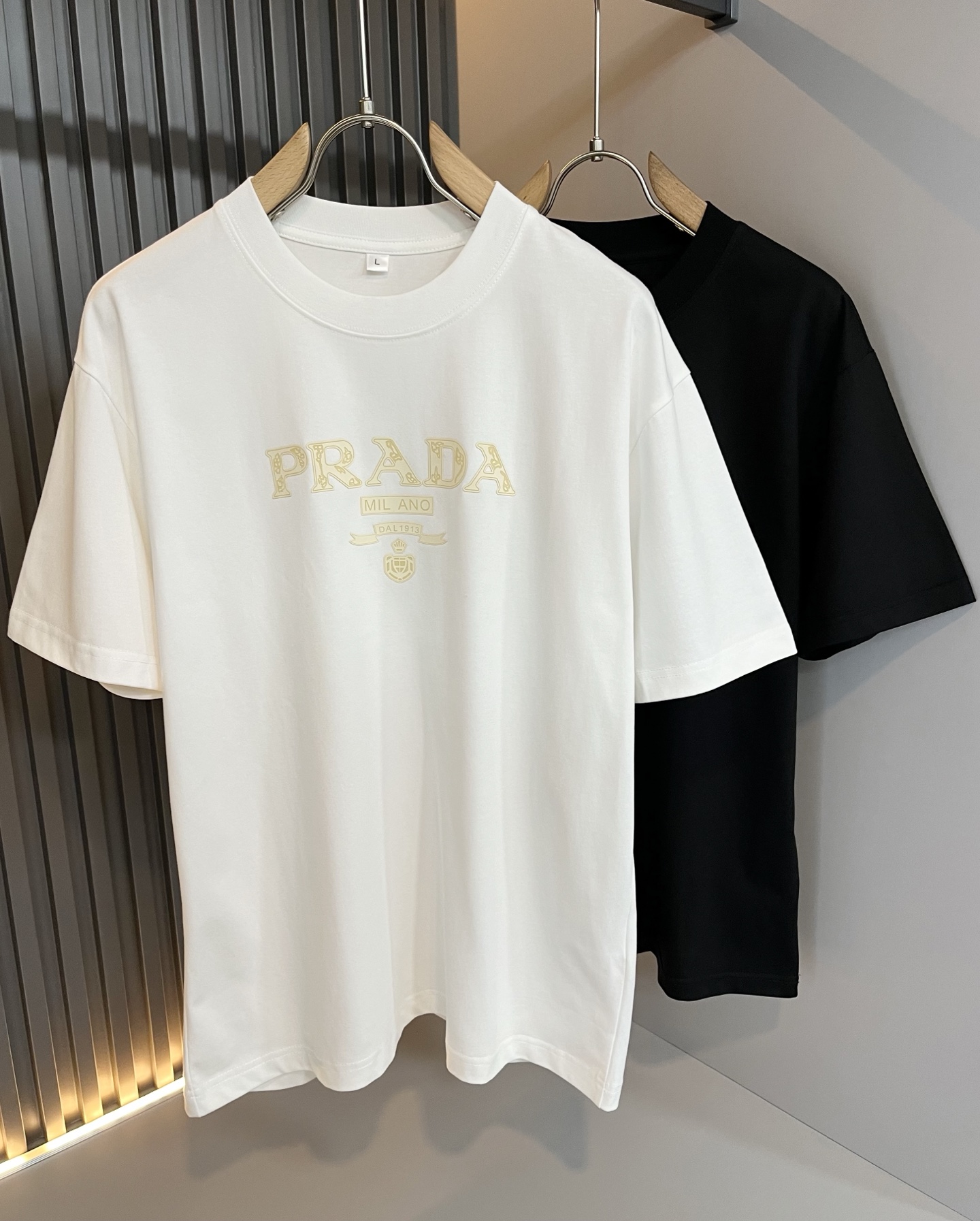 PRAD*A普*达2025春夏新款男女同款👫短袖T恤，最新款全网独家首上！！~既经典有时尚百搭，谁不爱啊