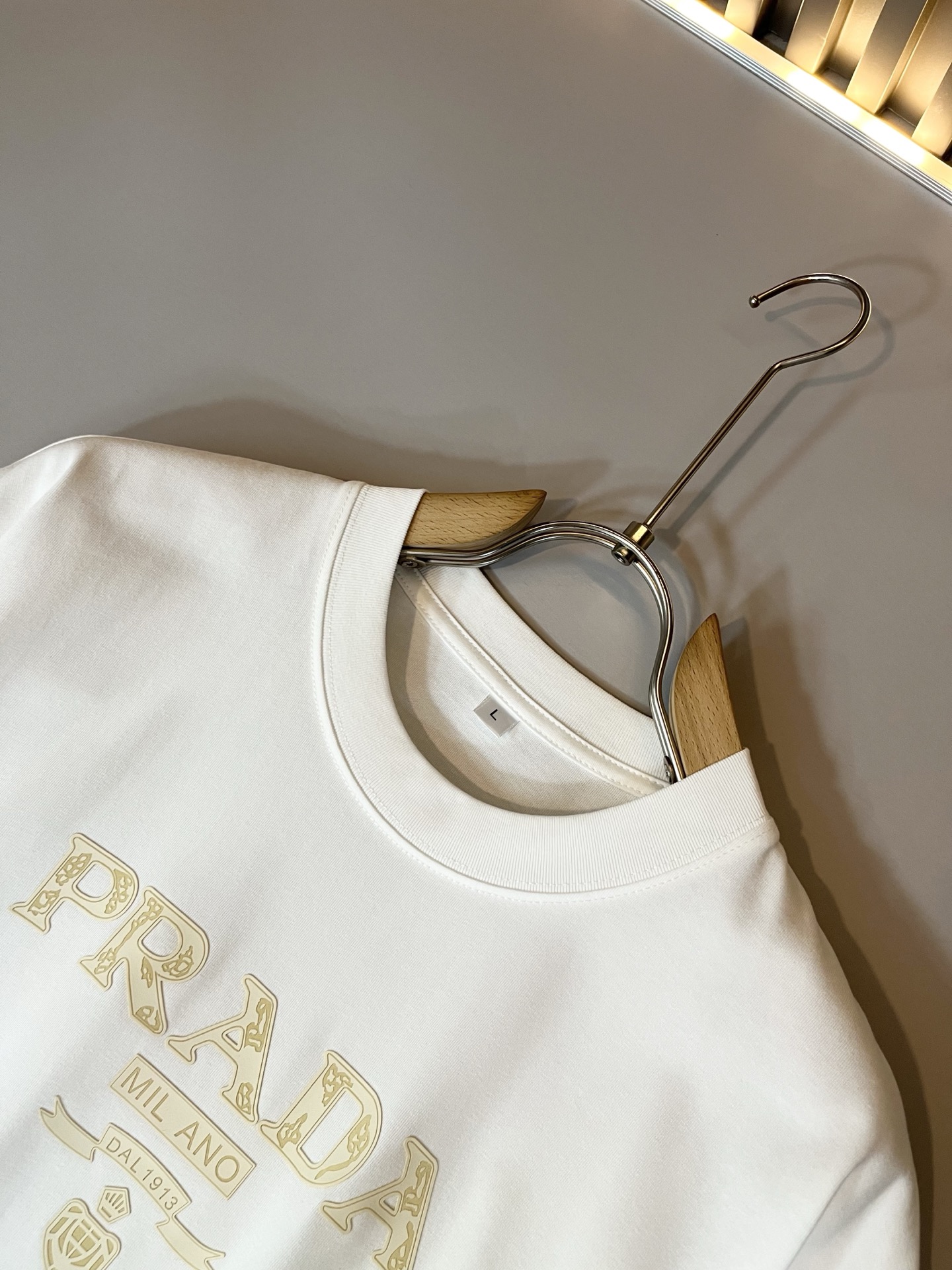 PRAD*A普*达2025春夏新款男女同款👫短袖T恤，最新款全网独家首上！！~既经典有时尚百搭，谁不爱啊