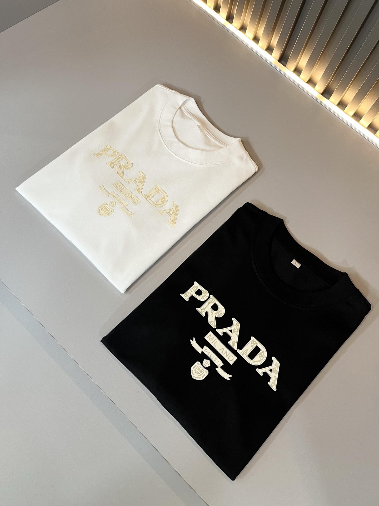 PRAD*A普*达2025春夏新款男女同款👫短袖T恤，最新款全网独家首上！！~既经典有时尚百搭，谁不爱啊