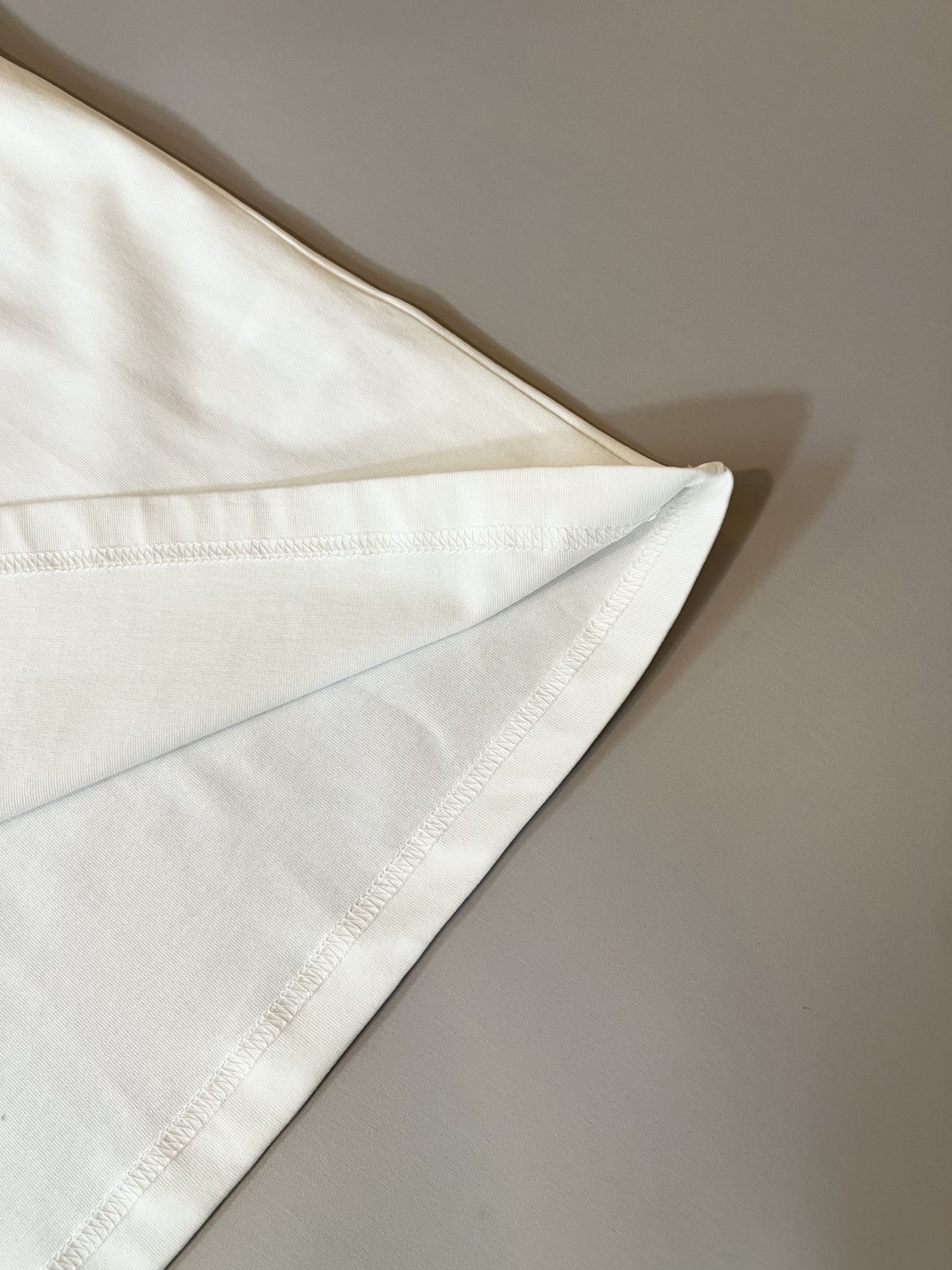 PRAD*A普*达2025春夏新款男女同款👫短袖T恤，最新款全网独家首上！！~既经典有时尚百搭，谁不爱啊