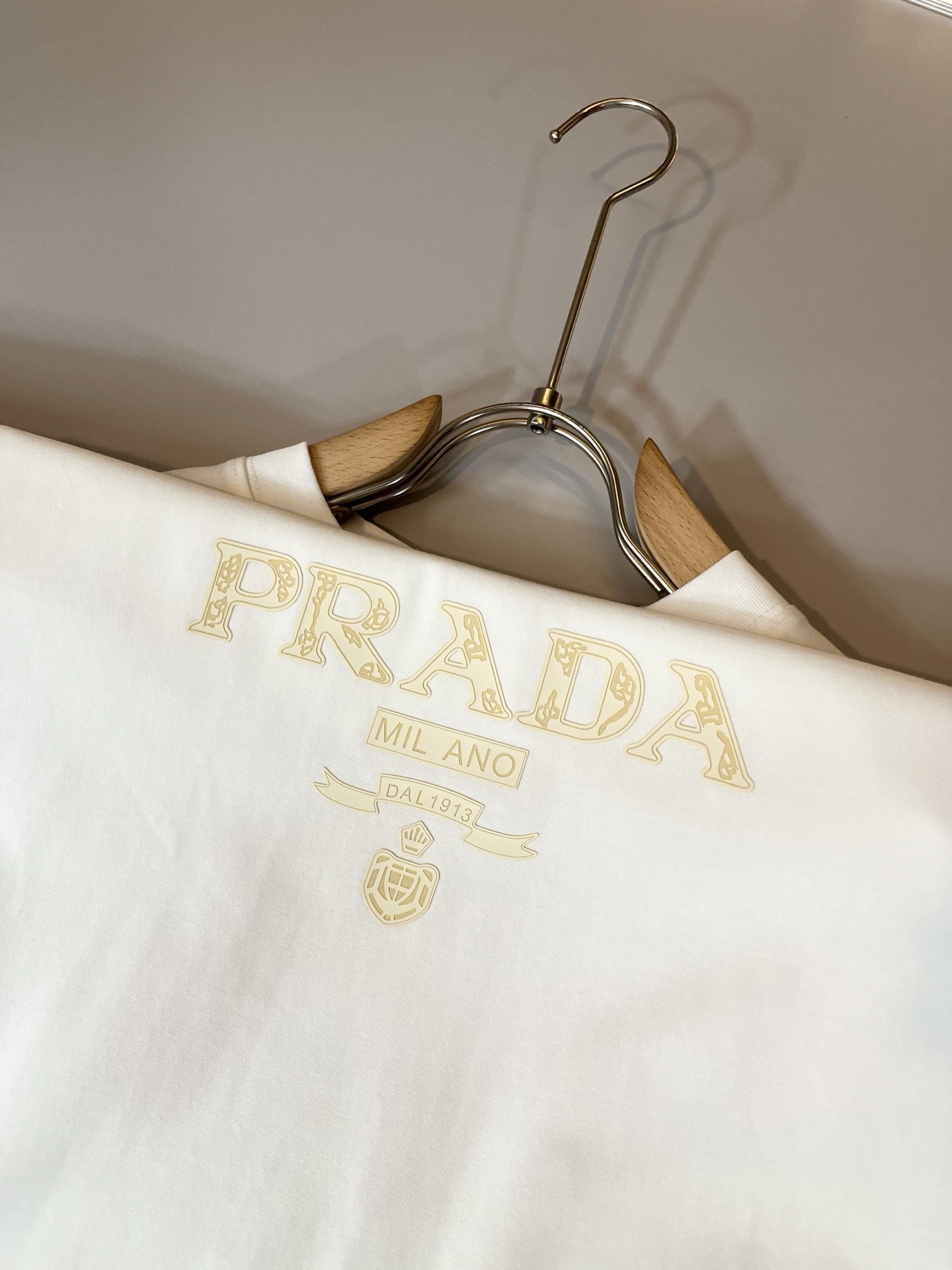 PRAD*A普*达2025春夏新款男女同款👫短袖T恤，最新款全网独家首上！！~既经典有时尚百搭，谁不爱啊