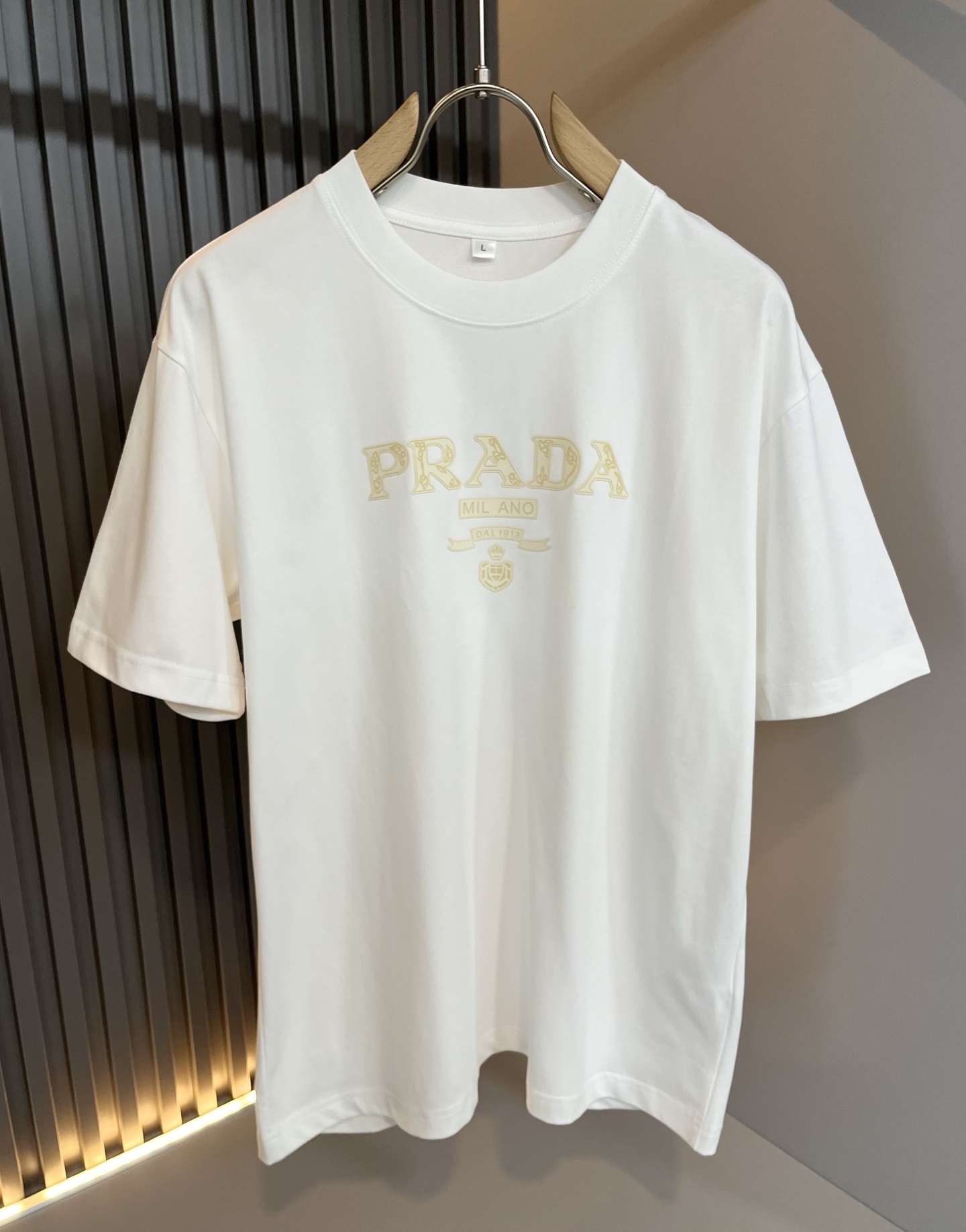 PRAD*A普*达2025春夏新款男女同款👫短袖T恤，最新款全网独家首上！！~既经典有时尚百搭，谁不爱啊