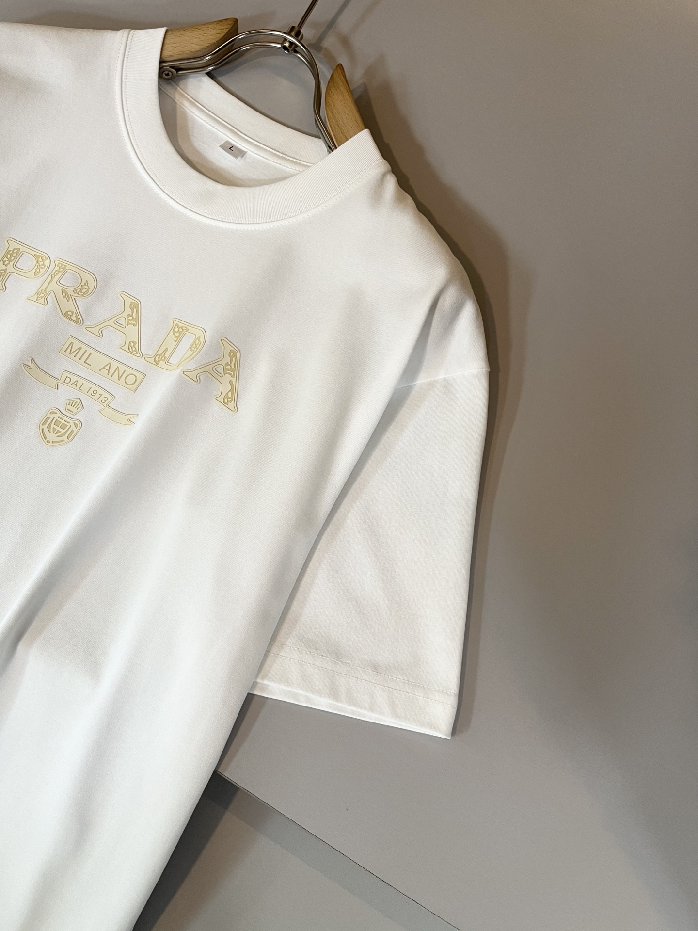 PRAD*A普*达2025春夏新款男女同款👫短袖T恤，最新款全网独家首上！！~既经典有时尚百搭，谁不爱啊