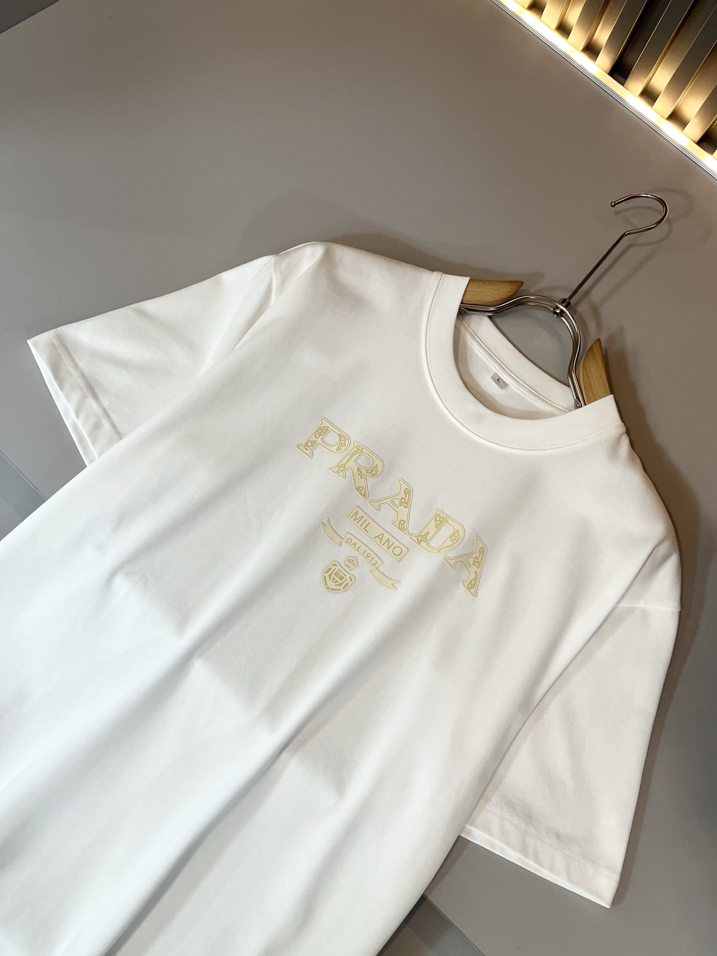 PRAD*A普*达2025春夏新款男女同款👫短袖T恤，最新款全网独家首上！！~既经典有时尚百搭，谁不爱啊