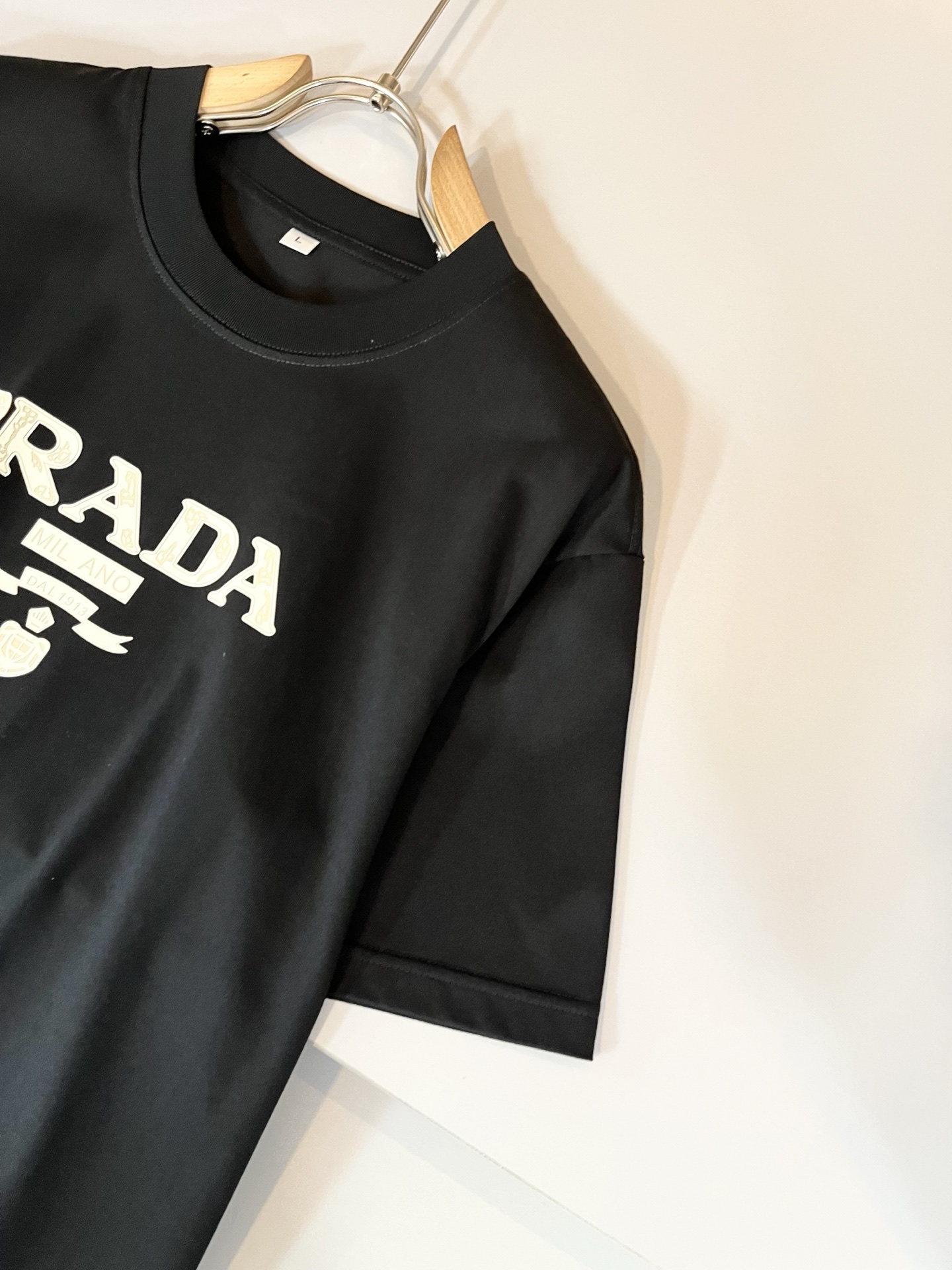 PRAD*A普*达2025春夏新款男女同款👫短袖T恤，最新款全网独家首上！！~既经典有时尚百搭，谁不爱啊