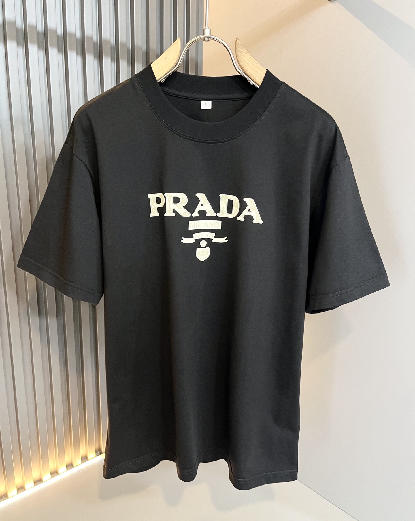 PRAD*A普*达2025春夏新款男女同款👫短袖T恤，最新款全网独家首上！！~既经典有时尚百搭，谁不爱啊