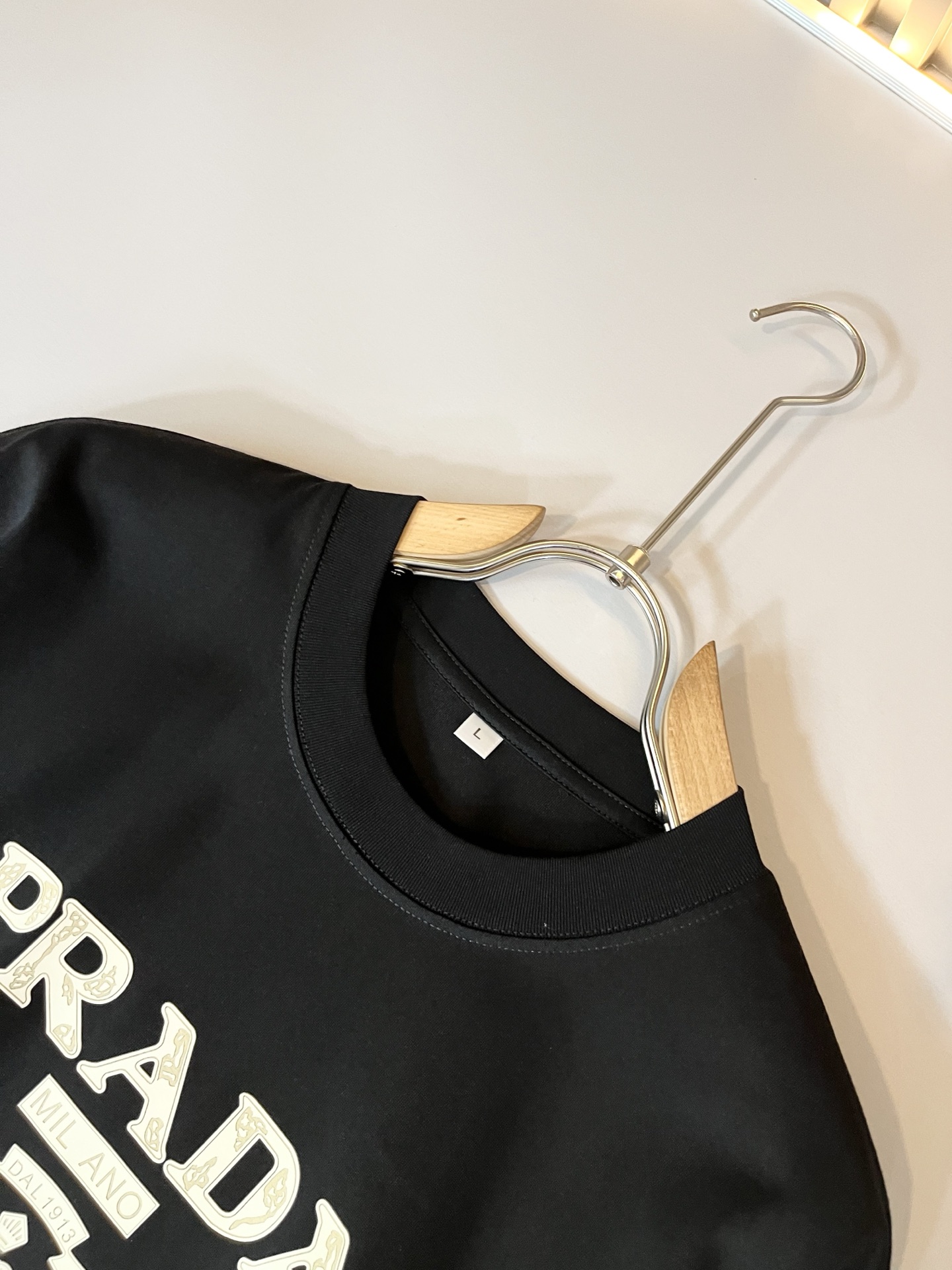 PRAD*A普*达2025春夏新款男女同款👫短袖T恤，最新款全网独家首上！！~既经典有时尚百搭，谁不爱啊