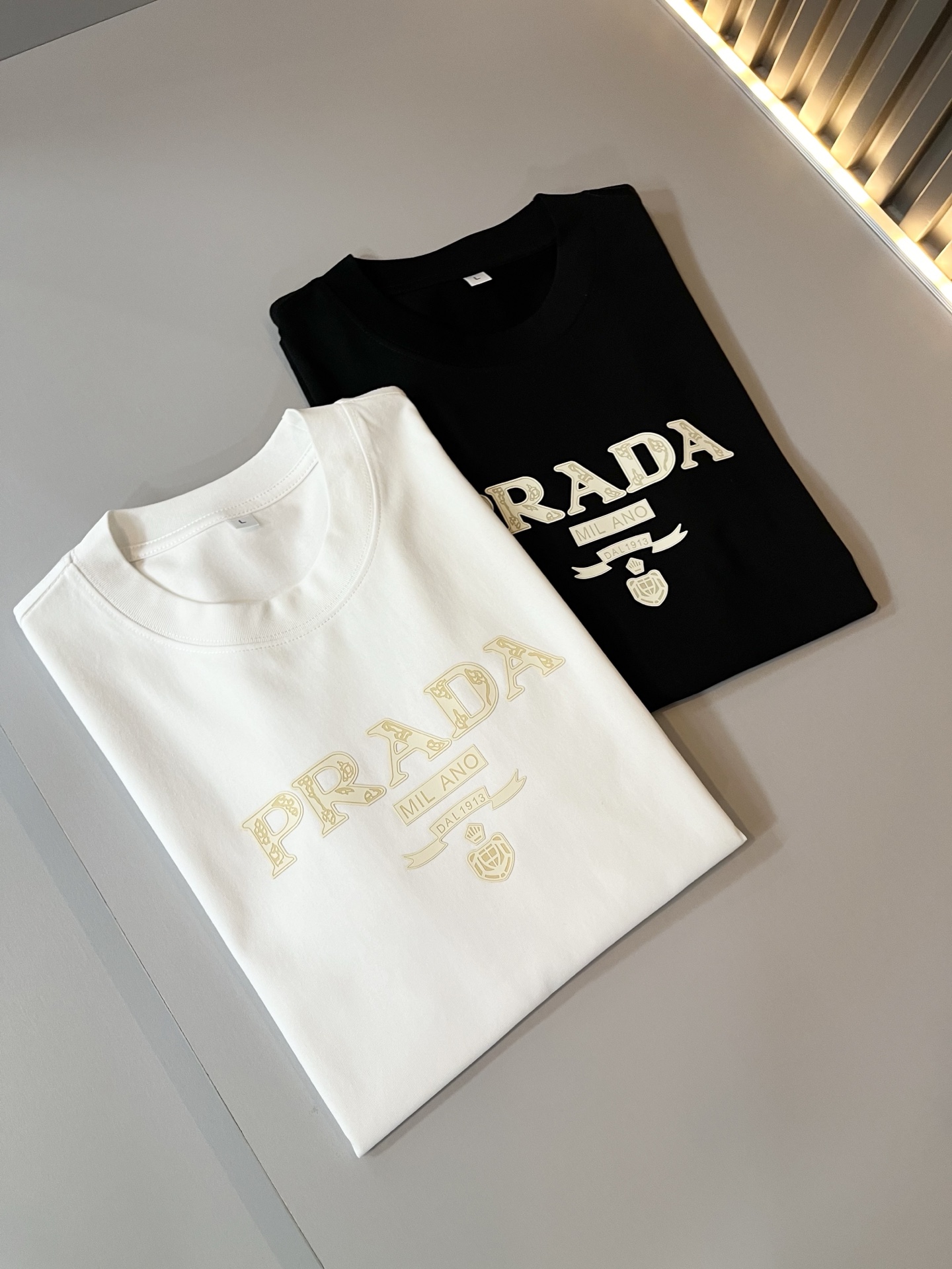 PRAD*A普*达2025春夏新款男女同款👫短袖T恤，最新款全网独家首上！！~既经典有时尚百搭，谁不爱啊