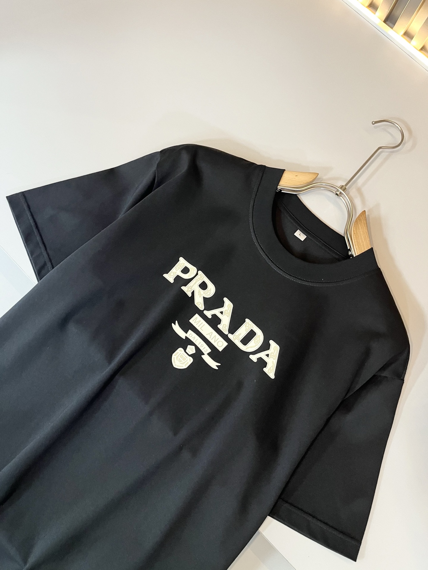 PRAD*A普*达2025春夏新款男女同款👫短袖T恤，最新款全网独家首上！！~既经典有时尚百搭，谁不爱啊