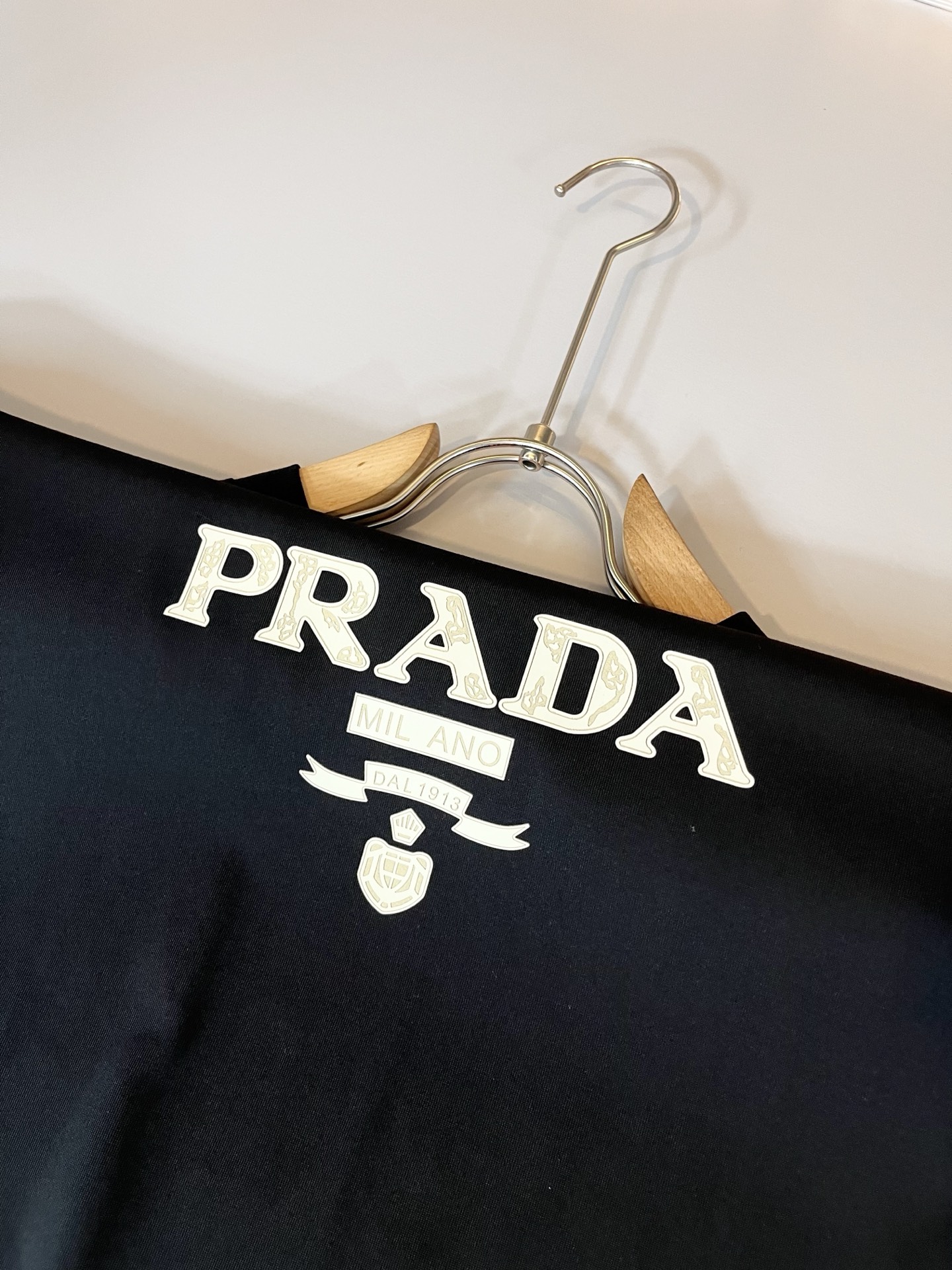 PRAD*A普*达2025春夏新款男女同款👫短袖T恤，最新款全网独家首上！！~既经典有时尚百搭，谁不爱啊