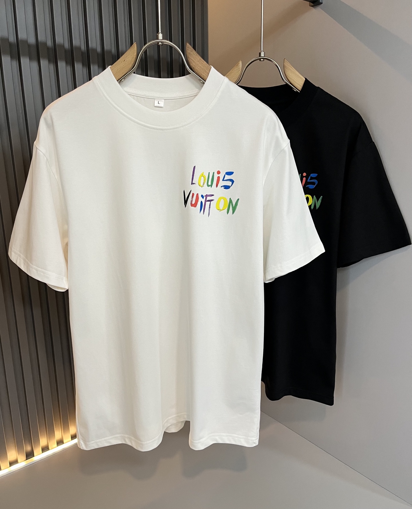 NO:516634,LouisVuitt*Louis*Deng The new series of spring and summer 2025 products are launched, a very fashionable and avant-garde short-sleeved T-shirt for men and women, with logo logo pattern printed iron diamond decoration!  Different from the past, it declares the design concept that has been passed down for many years in the brand!  Its eye-catchingness is no less than any classic style, perfectly presenting the fashionable, high-end and luxurious feeling in front of the world!  Made of imported cotton materials, selected high-quality pure cotton fabrics, soft and soft to the touch, the real thing is definitely beyond your imagination, close to the body and breathable, even if you sweat profusely, you will not feel greasy or stuffy, and will bring sweating and moisture absorption to the extreme!  Size M-4XL, louis vuitton,louis vuitton,t-shirt,tees,t-shirt,alexander wang19860909LouisVuitt*路易*登 2025春夏全新系列单品上线,非常时髦前卫的一款男女同款短袖T恤,标识logo图案印花烫钻修饰！区别于以往的不同,宣示品牌传承多年的设计理念！其吸睛度完全不亚于任何经典款式,将时髦高级感与奢华感完美呈现在世人眼前！客供进口全棉材质制成,精选优质纯棉面料,触感软糯亲肤细腻,实物到手绝对超乎你的想象,贴身无比舒适透气,即便是汗流浃背也不会有腻身及闷热感可言,将排汗吸湿性发挥到了极致！尺码M-4XL,,louis vuitton,louis vuitton,T-shirt,tees，t-shirt,alexander wang,Men's clothing