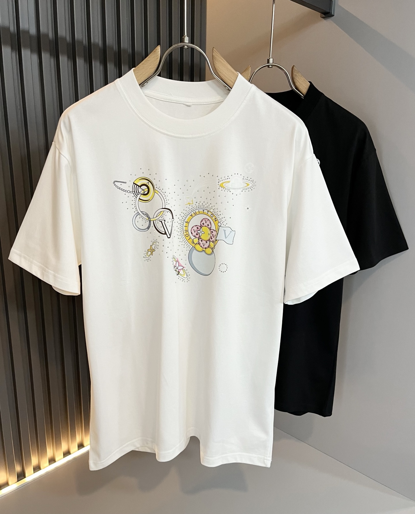 NO:516644,LouisVuitt*Louis*Deng The new series of spring and summer 2025 products are launched, a very fashionable and avant-garde short-sleeved T-shirt for men and women, with logo logo pattern printed iron diamond decoration!  Different from the past, it declares the design concept that has been passed down for many years in the brand!  Its eye-catchingness is no less than any classic style, perfectly presenting the fashionable, high-end and luxurious feeling in front of the world!  Made of imported cotton materials, selected high-quality pure cotton fabrics, soft and soft to the touch, the real thing is definitely beyond your imagination, close to the body and breathable, even if you sweat profusely, you will not feel greasy or stuffy, and will bring sweating and moisture absorption to the extreme!  Size M-4XL, louis vuitton,louis vuitton,t-shirt,tees,t-shirt,alexander wang19860909LouisVuitt*路易*登 2025春夏全新系列单品上线,非常时髦前卫的一款男女同款短袖T恤,标识logo图案印花烫钻修饰！区别于以往的不同,宣示品牌传承多年的设计理念！其吸睛度完全不亚于任何经典款式,将时髦高级感与奢华感完美呈现在世人眼前！客供进口全棉材质制成,精选优质纯棉面料,触感软糯亲肤细腻,实物到手绝对超乎你的想象,贴身无比舒适透气,即便是汗流浃背也不会有腻身及闷热感可言,将排汗吸湿性发挥到了极致！尺码M-4XL,,louis vuitton,louis vuitton,T-shirt,tees，t-shirt,alexander wang,Men's clothing