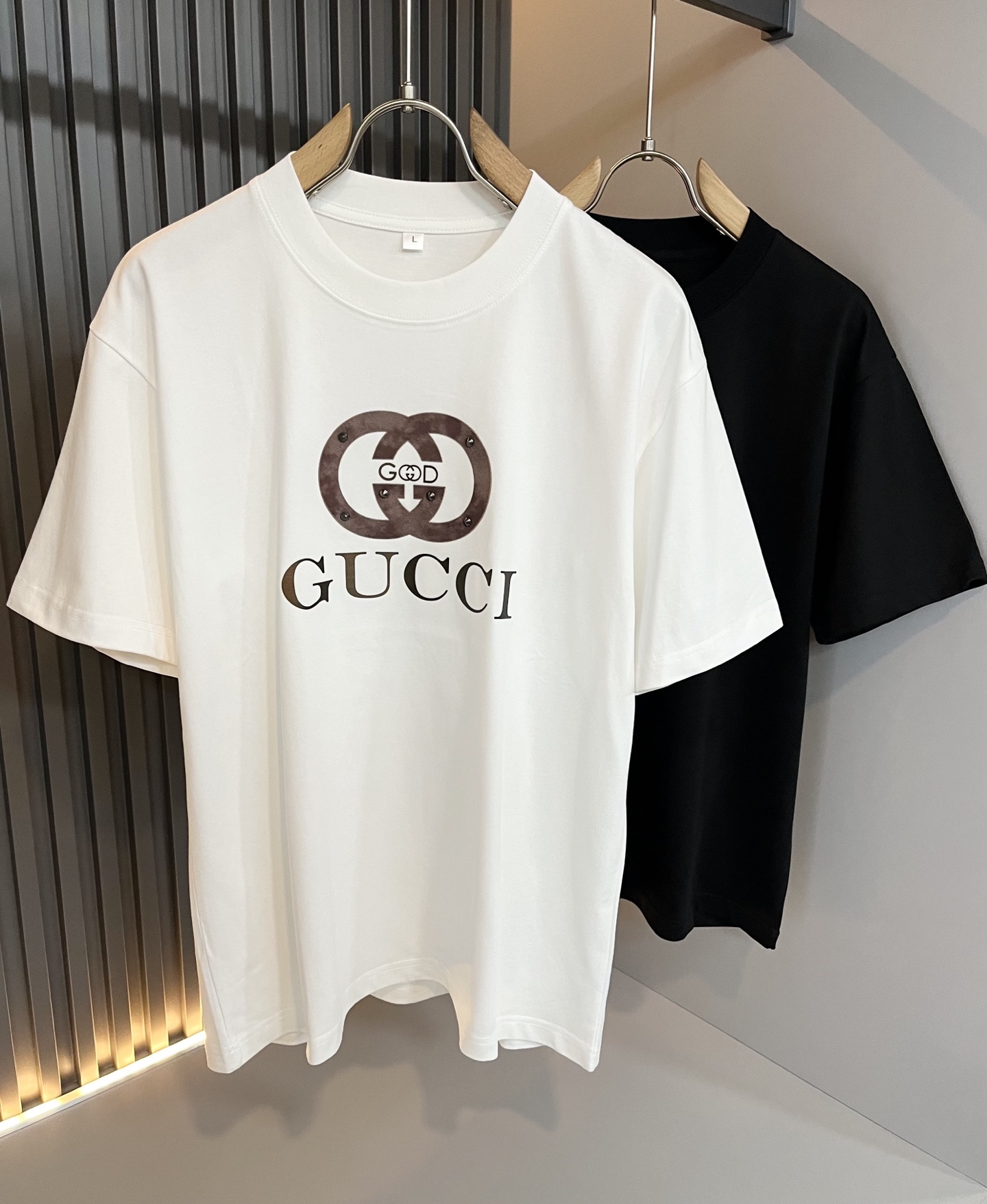 NO:519675,Gucc* Gujia 2025 spring and summer new style for men and women couples casual loose cotton round neck short-sleeved T-shirt!  Trading companies have sparse channels and are released on the official website at the same time!  The latest series of spring and summer 2025, classic fashion design elements, injecting full vitality into the new series. This T-shirt is carefully selected for imported cotton fabrics. The fabric feels skin-friendly and soft and delicate, and the body is panoramic logo printing design!  It has an extremely comfortable and breathable wearing experience. The whole item is very eye-catching and fashionable, and is deeply loved by young people today!  The loose round neck cut is a neutral style regardless of age and gender, suitable for matching all the styles and looks you need in your daily life!  It is recommended to wear couple outfits to go out on the street to make it more pleasing to the eye!  Size M-4XL, gucci, gucci, T-shirt, tees, t-shirt, alexander wang19860909Gucc*古家 2025春夏新款男女同情侣款休闲宽松棉质圆领短袖T恤衫！贸易公司渠道稀出,同步官网发售 ！ 2025春夏最新系列,经典时尚设计元素,为全新系列注入满满活力,这款T恤衫用心甄选客供进口棉面料制成,面料手感亲肤柔软细腻,衣身全景logo印花设计！拥有着无比舒适透气性的穿着体验,整件单品极具吸睛度与时尚感,深受当下年轻人的喜爱！基础宽松的圆领版型裁剪,不分年龄与性别的中性款式,适合搭配你日常所需的所有风格与造型！建议搭配情侣装出街会更为养眼出色！尺码M-4XL,,gucci,gucci,T-shirt,tees，t-shirt,alexander wang,Men's clothing