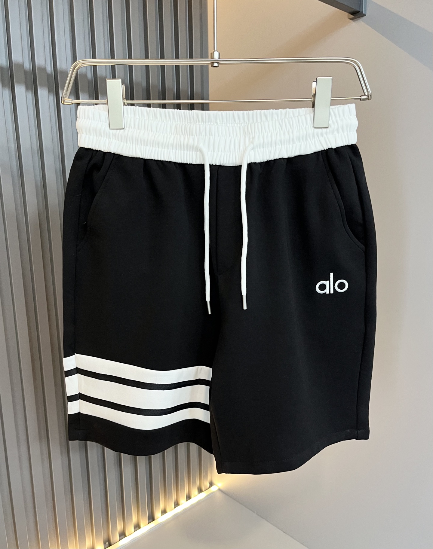 NO:516632,Alo 2025 spring and summer new men's casual shorts, a high-end quality choice... A versatile trousers that combine casual pants are also an indispensable matching tool in men's wardrobe. It is a classic style with practical wear!  The design style of the whole casual pants is simple and fashionable, which is very consistent with the low-luxury style setting, has excellent skin-friendly value, is easy to wear, and is full of detail!  Classic logo embroidery pattern design!  This trousers are made of high-quality pure cotton fabric. The fabric is comfortable, the feel is soft and delicate, and has a good vertical feeling. It looks very textured and has a high-end charm. The first-class and exquisite style cut, the line is delicate, smooth and neat, and the casual and casual pants look good no matter how you match it. If you like it, buy it now. Good products are not waiting for anyone!  Size M-3XL, shorts, alexander wang19860909Alo 2025春夏新款男士休闲短裤,高端品质之选……一款休闲裤兼备的百搭裤装,也是男士衣橱里不可缺少的搭配神器,属于实穿型的经典款式！整条休闲裤的设计风格简洁时尚,非常符合低奢的风格设定,亲肤值优越,穿着方便,细节感十足！经典标识logo刺绣图案设计！此款裤装采用优质纯棉面料打造而成,面料舒服,手感柔软细腻,有着很好的垂直感,看上去非常有质感,细品高级韵味十足.一流精湛的版型裁剪,走线细致平顺工整,休闲随意怎么搭配都好看的裤装,喜欢的赶紧入手吧,好货可不等人！尺码M-3XL,,shorts,alexander wang,Men's clothing