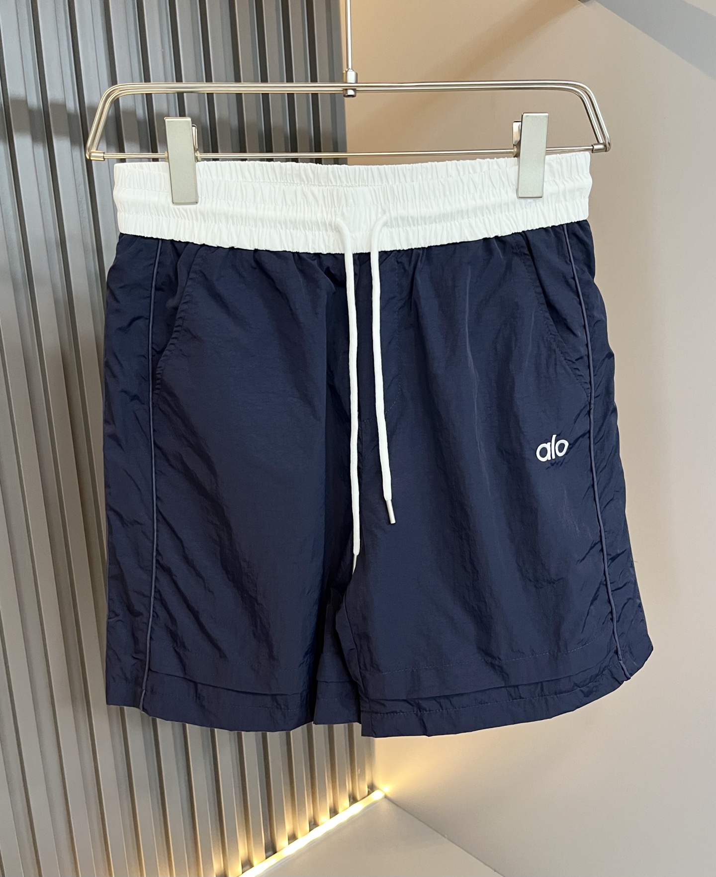 NO:516630,Alo 2025 spring and summer new men's casual shorts, a high-end quality choice... A versatile trousers that combine casual pants are also an indispensable matching tool in men's wardrobe. It is a classic style with practical wear!  The design style of the whole casual pants is simple and fashionable, which is very consistent with the low-luxury style setting, has excellent skin-friendly value, is easy to wear, and is full of detail!  Classic logo embroidery pattern design!  This trousers are made of high-quality polyester fiber fabric. The fabric is comfortable, soft and delicate, and has a good vertical feeling. It looks very textured and has a high-end charm. The first-class and exquisite style cutting, the line is delicate, smooth and neat, and the casual and casual pants look good no matter how you match it. If you like it, buy it now. Good products are not waiting for anyone!  Size M-3XL, shorts, alexander wang19860909Alo 2025春夏新款男士休闲短裤,高端品质之选……一款休闲裤兼备的百搭裤装,也是男士衣橱里不可缺少的搭配神器,属于实穿型的经典款式！整条休闲裤的设计风格简洁时尚,非常符合低奢的风格设定,亲肤值优越,穿着方便,细节感十足！经典标识logo刺绣图案设计！此款裤装采用优质聚酯纤维面料打造而成,面料舒服,手感柔软细腻,有着很好的垂直感,看上去非常有质感,细品高级韵味十足.一流精湛的版型裁剪,走线细致平顺工整,休闲随意怎么搭配都好看的裤装,喜欢的赶紧入手吧,好货可不等人！尺码M-3XL,,shorts,alexander wang,Men's clothing