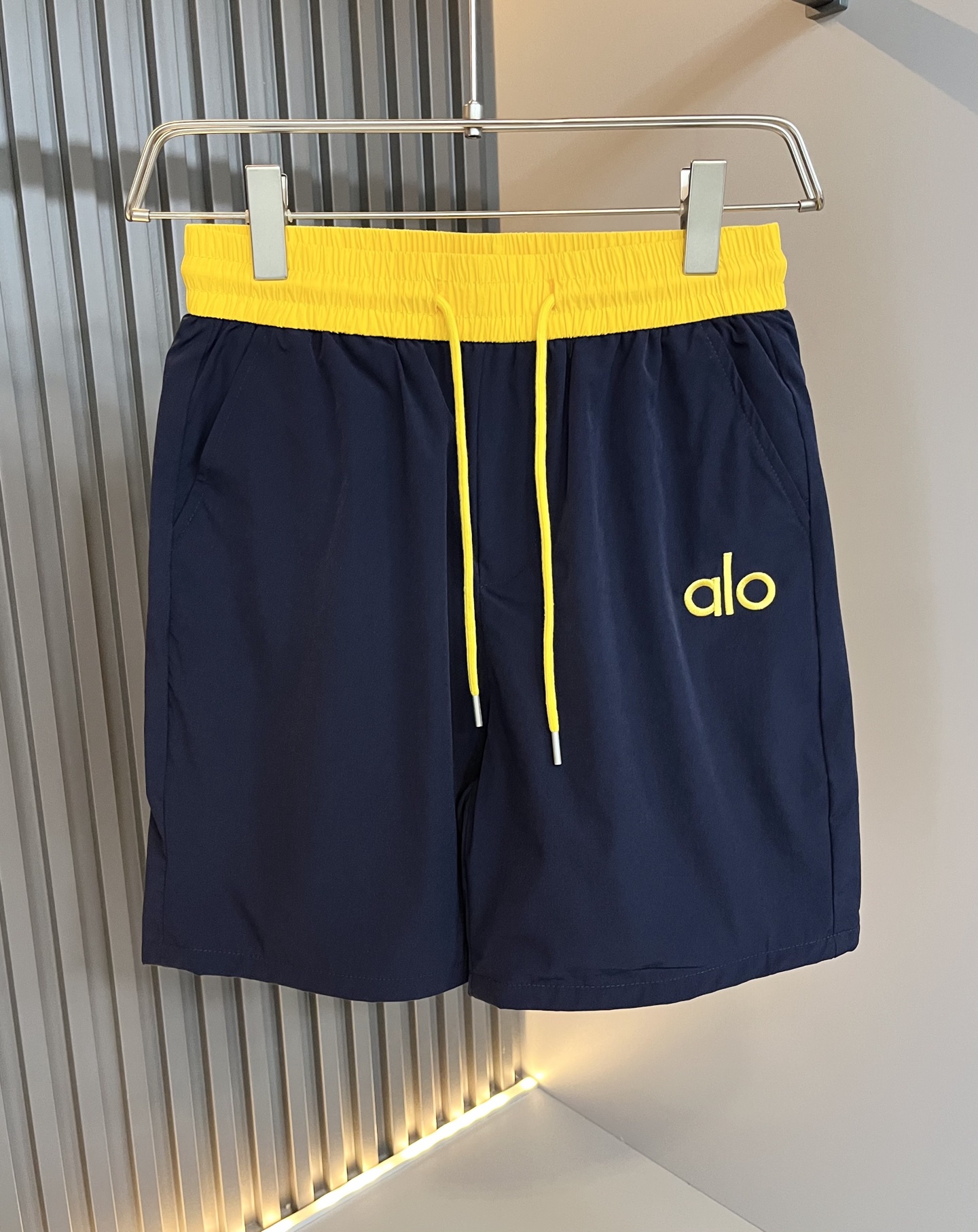 NO:516626,Alo 2025 spring and summer new men's casual shorts, a high-end quality choice... A versatile trousers that combine casual pants are also an indispensable matching tool in men's wardrobe. It is a classic style with practical wear!  The design style of the whole casual pants is simple and fashionable, which is very consistent with the low-luxury style setting, has excellent skin-friendly value, is easy to wear, and is full of detail!  Classic logo embroidery pattern design!  This trousers are made of high-quality polyester fiber fabric. The fabric is comfortable, soft and delicate, and has a good vertical feeling. It looks very textured and has a high-end charm. The first-class and exquisite style cutting, the line is delicate, smooth and neat, and the casual and casual pants look good no matter how you match it. If you like it, buy it now. Good products are not waiting for anyone!  Size M-3XL, shorts, alexander wang19860909Alo 2025春夏新款男士休闲短裤,高端品质之选……一款休闲裤兼备的百搭裤装,也是男士衣橱里不可缺少的搭配神器,属于实穿型的经典款式！整条休闲裤的设计风格简洁时尚,非常符合低奢的风格设定,亲肤值优越,穿着方便,细节感十足！经典标识logo刺绣图案设计！此款裤装采用优质聚酯纤维面料打造而成,面料舒服,手感柔软细腻,有着很好的垂直感,看上去非常有质感,细品高级韵味十足.一流精湛的版型裁剪,走线细致平顺工整,休闲随意怎么搭配都好看的裤装,喜欢的赶紧入手吧,好货可不等人！尺码M-3XL,,shorts,alexander wang,Men's clothing