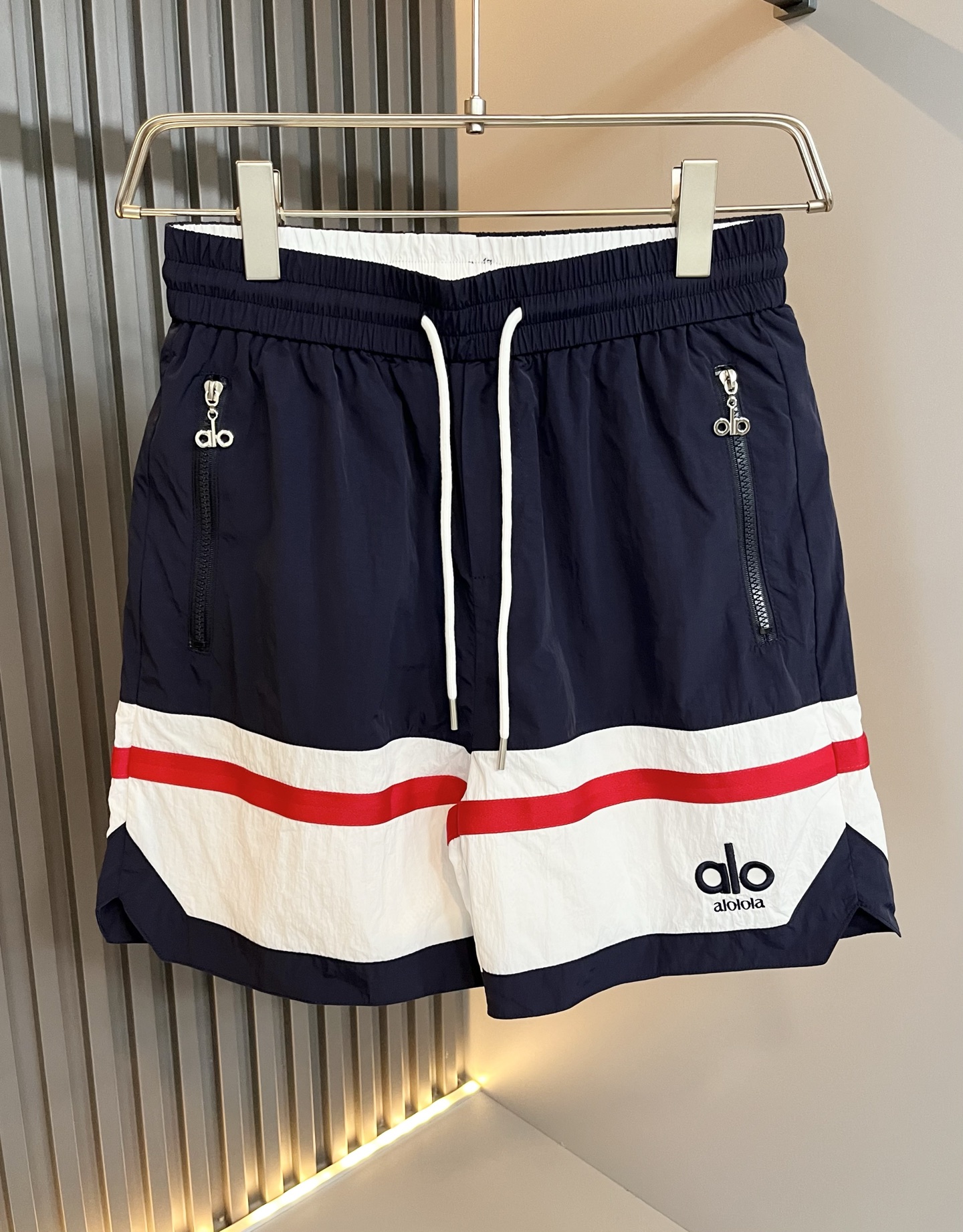 NO:516641,Alo 2025 spring and summer new men's casual shorts, a high-end quality choice... A versatile trousers that combine casual pants are also an indispensable matching tool in men's wardrobe. It is a classic style with practical wear!  The design style of the whole casual pants is simple and fashionable, which is very consistent with the low-luxury style setting, has excellent skin-friendly value, is easy to wear, and is full of detail!  Classic logo embroidery pattern design!  This trousers are made of high-quality polyester fiber fabric. The fabric is comfortable, soft and delicate, and has a good vertical feeling. It looks very textured and has a high-end charm. The first-class and exquisite style cutting, the line is delicate, smooth and neat, and the casual and casual pants look good no matter how you match it. If you like it, buy it now. Good products are not waiting for anyone!  Size M-3XL, shorts, alexander wang19860909Alo 2025春夏新款男士休闲短裤,高端品质之选……一款休闲裤兼备的百搭裤装,也是男士衣橱里不可缺少的搭配神器,属于实穿型的经典款式！整条休闲裤的设计风格简洁时尚,非常符合低奢的风格设定,亲肤值优越,穿着方便,细节感十足！经典标识logo刺绣图案设计！此款裤装采用优质聚酯纤维面料打造而成,面料舒服,手感柔软细腻,有着很好的垂直感,看上去非常有质感,细品高级韵味十足.一流精湛的版型裁剪,走线细致平顺工整,休闲随意怎么搭配都好看的裤装,喜欢的赶紧入手吧,好货可不等人！尺码M-3XL,,shorts,alexander wang,Men's clothing