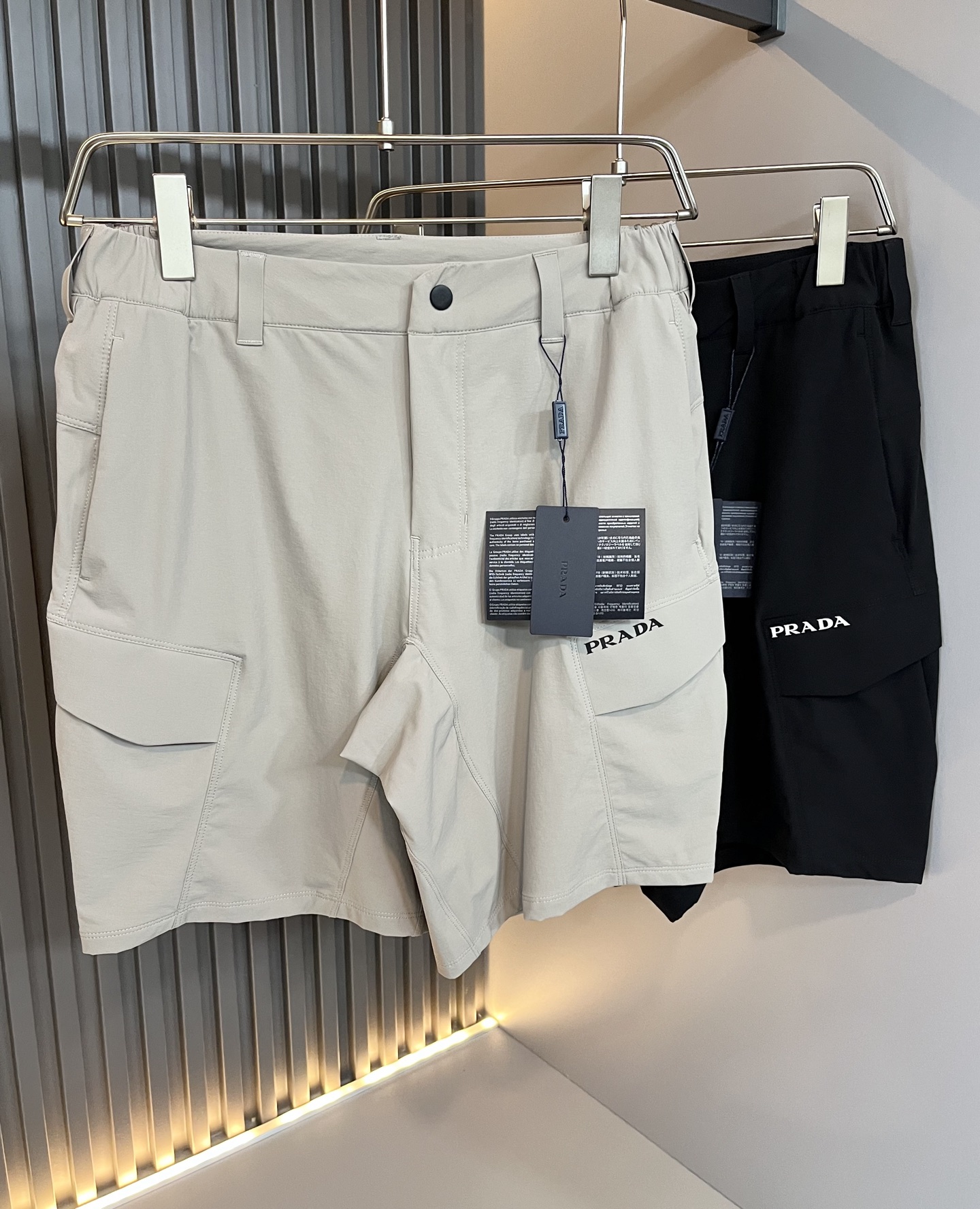 NO:516628,PRA*DA Pu*da 2025 spring and summer new men's casual shorts, a high-end quality choice... A versatile trousers that combine casual pants is also an indispensable matching tool in men's wardrobe. It is a classic style with practical wear!  The design style of the whole casual pants is simple and fashionable, which is very consistent with the low-luxury style setting, has excellent skin-friendly value, is easy to wear, and is full of detail!  Classic logo pattern glue pressing design!  This trousers are made of high-quality polyester fiber fabric. The fabric is comfortable, soft and delicate, and has a good vertical feeling. It looks very textured and has a high-end charm. The first-class and exquisite style cutting, the line is delicate, smooth and neat, and the casual and casual pants look good no matter how you match it. If you like it, buy it now. Good products are not waiting for anyone!  Size S-2XL, prada, shorts, alexander wang19860909PRA*DA普*达 2025春夏新款男士休闲短裤,高端品质之选……一款休闲裤兼备的百搭裤装,也是男士衣橱里不可缺少的搭配神器,属于实穿型的经典款式！整条休闲裤的设计风格简洁时尚,非常符合低奢的风格设定,亲肤值优越,穿着方便,细节感十足！经典标识logo图案压胶设计！此款裤装采用优质聚酯纤维面料打造而成,面料舒服,手感柔软细腻,有着很好的垂直感,看上去非常有质感,细品高级韵味十足.一流精湛的版型裁剪,走线细致平顺工整,休闲随意怎么搭配都好看的裤装,喜欢的赶紧入手吧,好货可不等人！尺码S-2XL,,prada,shorts,alexander wang,Men's clothing