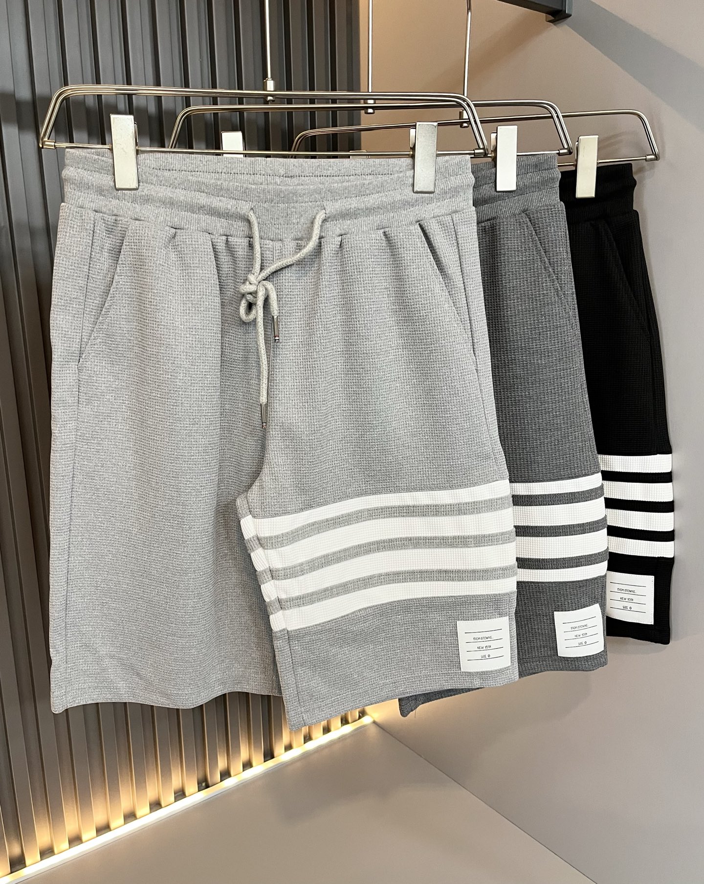 NO:516643,Thom Brow*e Tom*long's new spring and summer style for men and women, the same casual shorts for men and women, distinguish the market fabrics. Our shorts are much heavier than the weight on the market. Compare it casually~ the original loose style is both casual and sporty. Customize the top-level original exclusive pure cotton fabric!  Just distinguish the market version. The trouser leg design logo bar webbing splicing decoration!  Logo logo design!  Waist design with elastic elastic waist circumference modification!  Each piece of high-end craftsmanship determines success or failure~ I won’t say much. The quality and texture are very good. A fashionable item!  Size M-4XL, shorts, alexander wang19860909Thom Brow*e汤姆*朗2025春夏新款男女同款休闲短裤,区分市面料 我们的一条短裤就比市面的重量要重太多了 随意对比～原版宽松版型 休闲运动两不误 定制顶级原版专属纯棉面料！区分市面版本即可 裤腿设计标识条杠织带拼接修饰！标志logo设计！腰身设计松紧弹力腰围修饰！高端工艺每件决定成败～不多说 品质质感非常不错一款时尚单品！尺码M-4XL,,shorts,alexander wang,Men's clothing