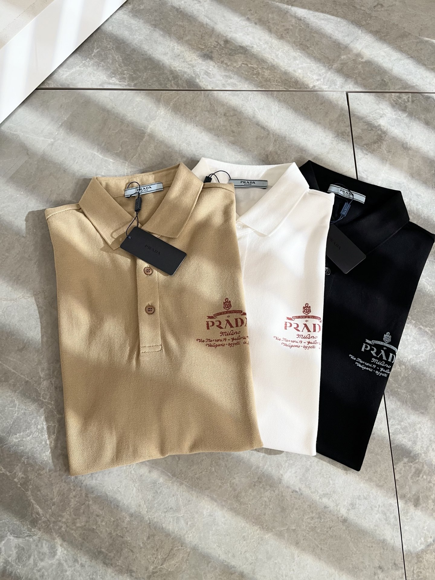 NO:520987,Prad*Pu*da Spring and summer new classic elements short-sleeved Polo shirt, a classic and generous style, the kind that can be worn for ten years, you must collect a few pieces, and you must collect the rare and exquisite style!  A good taste!  It is important that it cannot avoid any season when it is imported 100% top-grade bead floor cotton!  Fine weaving!  solid!  One of the best cottons recognized in the world!  The texture is perfect! The chest logo pattern printing design!  Perfectly enrich everyone's visual sense!  Make you feel clean and neat!  Fashionable and beautiful!  !  Only by wearing Prada's short-sleeved shirt can you know what is worth it!  PRADA has always been a quality life pursued by European aristocrats and upper class scholars. This simple and casual versatile T-shirt is a personal luxury item with fashionable colors. Luxury materials and rigorous craftsmanship are the main tools for PRADA to attract fans. The flat and stylish round neck is warm, comfortable and easy to wear. The black and white colors have their own tone and handsome, and it is truly a world-class style!  The brand's design details are very exquisite, the upper body is light and stylish, and you have to buy the latest T-shirt every season. Faced with this consumable, it will save you the trouble of going out and outfitting. There are many letter T-shirts on the market, but this one is still rare to see. The streamlined tailoring and a light casual and artistic temperament give you enough spring to arrange the surface. Every person who pursues fashion, you might as well try it on the upper body!  Size M-3XL, prada, prada, T-shirt,tees, t-shirt,alexander wang19860909Prad*普*达 春夏季新款经典元素短袖Polo衫,经典大方的款式,可以穿十年都还是流行的那种,你一定要收藏几件,难得精致极致的款,你一定要收！好品味的一件！重要到哪个季节都绕不开它百分百进口顶级珠地棉！织法精细！结实！世界公认最好的棉之一！手感质感都极完美! 胸口logo图案印花设计！完美的丰富大家的视觉感！让你感觉干净利落！时尚又好看！！穿上普拉达的这款短袖,才知道什么是人间太值得！PRADA一直都是欧洲贵族和上流社会雅士追求的品质生活这款简易休闲百搭T恤更是穿出个人奢侈的单品色彩时尚 奢侈的材质和严谨的工艺是PRADA圈粉的主要利器平整有型的圆领,版型温暖舒适好穿又好搭,黑白双色自带腔调和帅气,真正的一款打天下！品牌的设计细节十分考究,上身轻便有型,每季都要入手最新的T恤,面对这种消耗品,直接省了你出门穿搭的烦恼,市面上的字母T恤有很多,但这款还很难得一见了,信手拈来的流线剪裁,淡淡的休闲文艺气质,给足春日的排面,每个对时髦度有追求的你,都不妨上身一试！尺码M-3XL,,prada,prada,T-shirt,tees，t-shirt,alexander wang,Men's clothing