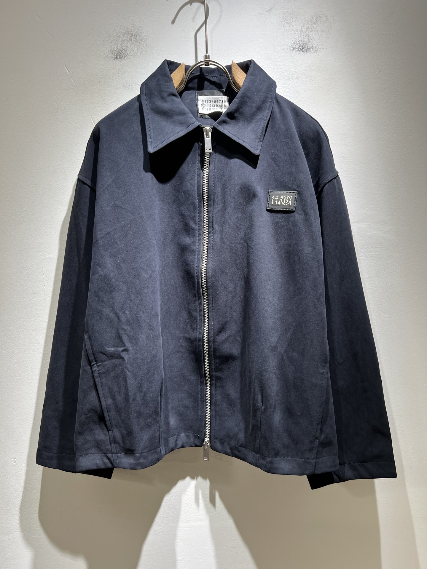 NO:515186,Maison Margiel 2025 autumn and winter new men and women's casual jackets are available at the same time in the counter!  Customized exclusive fabrics, leather design on chest logo pattern!  !  Simple and generous, calm and versatile, extremely high-end, perfectly integrated with fashion and style, a top fashionable style that perfectly suits the outside wear!  The overall feeling is natural!  Extremely classic versatile casual pants, custom canvas cotton fabric!  The ultimate perfection of heavy industry!  Fans who pursue high quality are please buy them by themselves, and all fans who know the goods are invited to appreciate this model together!  !  Size S-2XL, Masion Margiela, Jackets & Coats, Jackets & Coats, Alexander wang19860909马吉拉 maison margiel 2025秋冬新款男女同款休闲夹克外套,专柜同步发售！定制专属面料,胸前logo图案皮革设计！！简约大方,从容百搭,档次极高,完美融入时尚还有风情感一款完美符合外穿的顶尖时髦气质款！整体给人浑然天成的感觉！极致经典的百搭型休闲裤,定制帆布棉面料！极致的重工极致的完美！追求高品质的粉丝们请自行抢购,诚邀所有识货的粉丝一同鉴赏此款！！尺码S-2XL,,masion margiela,jackets & coats,jackets & coats,alexander wang,Men's clothing