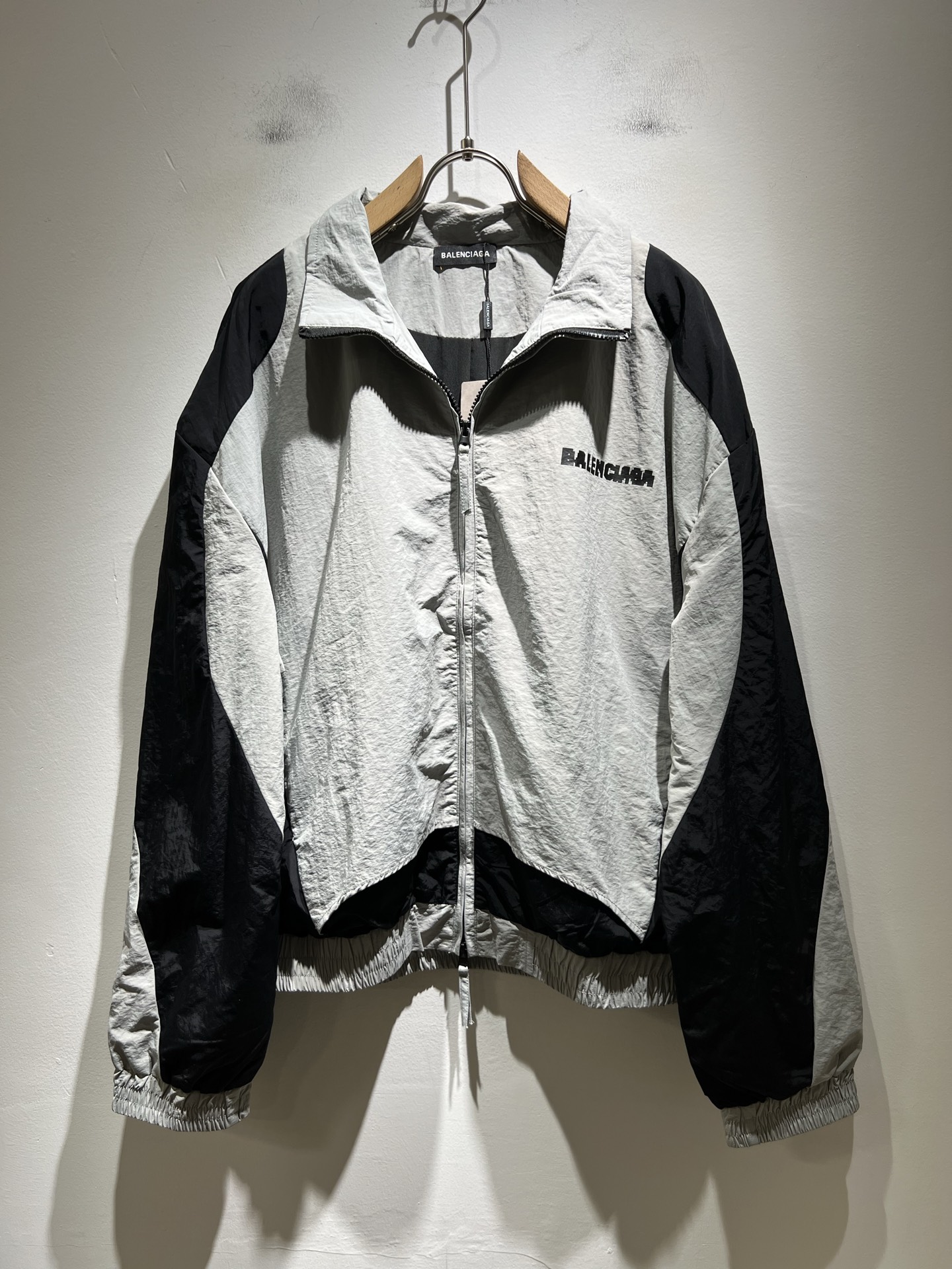 NO:515184,BALENCI*GA Paris* Home 2025 autumn and winter casual jackets, the latest fashionable casual suits, trading company channels are rare, and it is released on the official website. The most anticipated high-quality products of the male gods and goddesses are coming, making you feel what it means to be truly high and luxurious! The upper body is comfortable, light and not stuffy, and customized polyester fiber fabric!  Give you the most enjoyable dressing experience!  Logo pattern glue-pressing design on chest!  Perfectly enhance the overall sense of luxury and class, and you can get a high-end luxury atmosphere at a glance! The basic conventional hooded jacket style cut is versatile and simple, and it is easy to deal with various occasions and environments. It is undoubtedly a must-have item for daily commuting! Size S-2XL, balenciaga, jackets & coats, jackets & coats, hats, alexander wang19860909BALENCI*GA巴黎*家 2025秋冬休闲夹克外套,最新时尚休闲套装,贸易公司渠道稀出,同步官网发售,男神女神最为期待的精品狠货重磅来袭,让你感受到什么叫真正的高奢有内涵!上身舒适轻盈不闷热, 定制聚酯纤维面料！给你最为享受的穿着体验！胸前Logo图案压胶设计！完美提升了整体的奢华档次感,一眼就能Get到的高端奢华气息!基础常规的连帽夹克版型裁剪,上身百搭简约不挑人,轻松应对各种场合与环境,属于日常通勤必备的臻品无疑!尺码S-2XL,,balenciaga,jackets & coats,jackets & coats,hats,alexander wang,Men's clothing