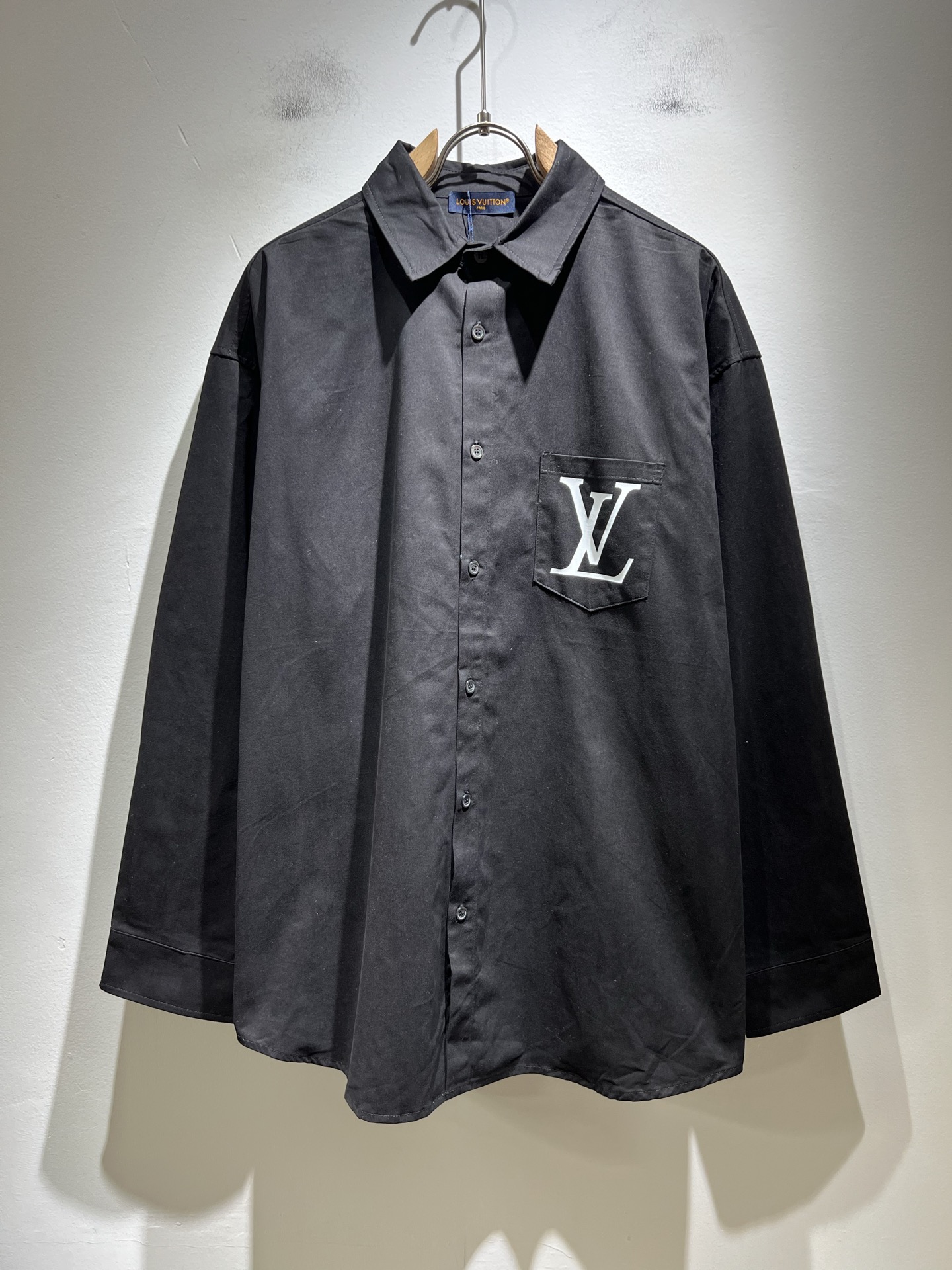 NO:515168,Louis Vuit*on 2025 autumn new light luxury men and women's uniform shirts, the new high-end of the Louis family, the details and quality are always flawless, customized original poplin cotton fabric!  Creative print design for letter logo pattern on chest!  If you don’t buy a few Louis items this spring, you are not considered a fashion expert. It interprets Louis’ iconic elements, which are really something that everyone loves. It is super soft and tough, and has excellent breathability. It comes from world-class trade-level OEM channels, with extremely rare quantity and no help after selling out. It is clean and neat. This is the special skill of the Louis family and the latest craftsmanship this quarter. The degree of meticulousness has reached the top, and the loose three-dimensional tailoring design is a unique one. It is a fusion of luxury and fashion!  Size S-2XL, louis vuitton,louis vuitton,alexander wang19860909Louis Vuit*on 路易*登 2025秋季新款轻奢男女同款衬衣,路易家族的新高端,细节品质永远的那么完美无瑕,定制原版府绸棉面料！胸前字母logo图案创意印花设计！今年春季节没有入手几件路易你算不上时尚达人.诠释路易的标志性元素,实属人见人爱的东西.超级柔软且具有韧性,透气感也是绝佳.来自世界级贸易级别的代工厂渠道,数量极其稀少售完无补.干净俐落.这是路易家族的看家绝活也是本季度的最新工艺.细致化程度已经达到顶端了,宽松立体剪裁的版型设计堪称一绝.属于奢华与时尚的融合！尺码S-2XL,,louis vuitton,louis vuitton,alexander wang,Men's clothing