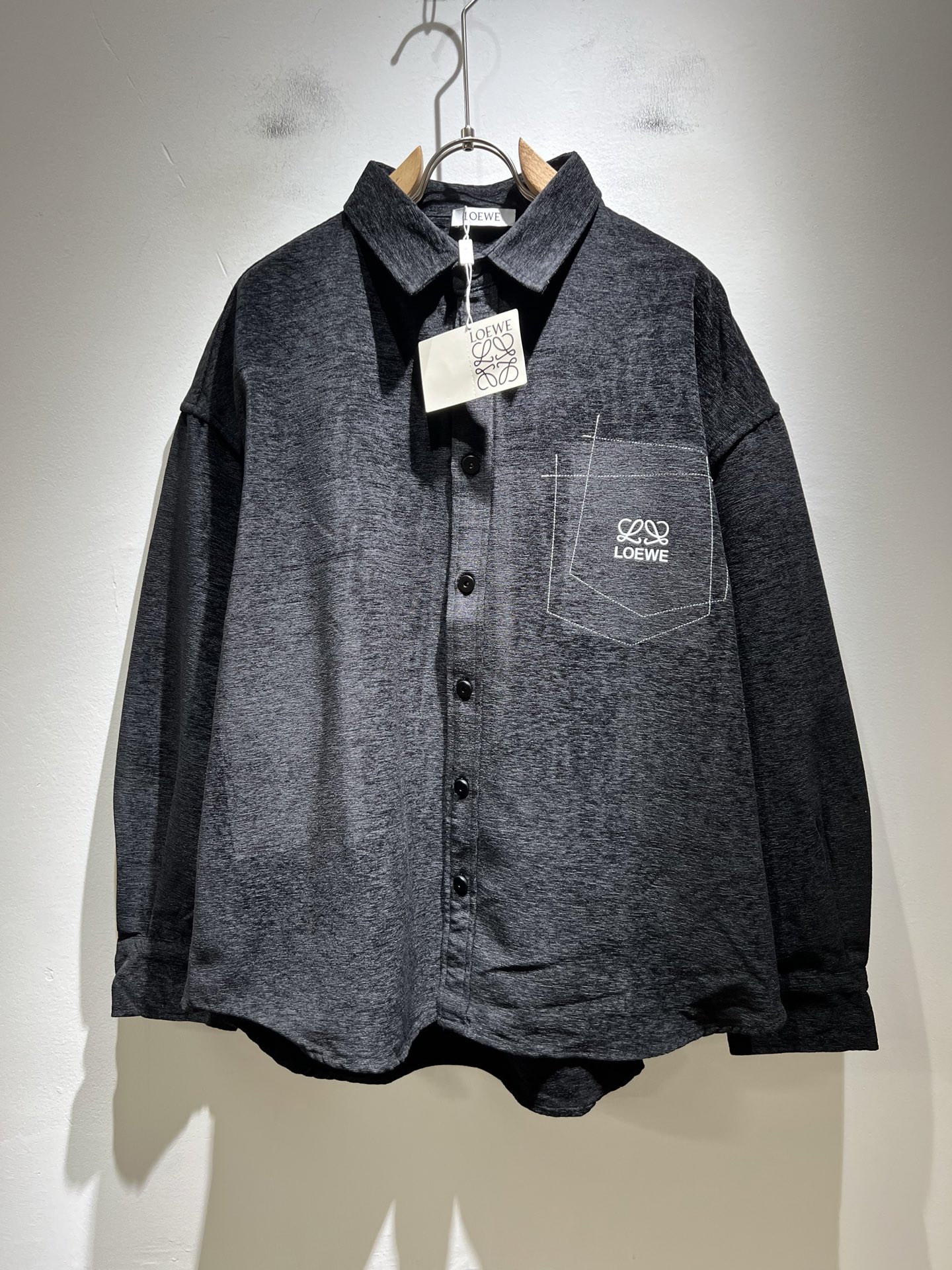 NO:515180,LOE*WE Luo*We 2025 autumn new men and women's same shirt, original Italian order channel, very personalized and high-end style, logo logo pattern printing design, and wash fabric design!  Customized original imported velvet fabric!  The latest fashion trends and popular products are here, and it is another simple and high-end fashion item. It is a fashion product with very high-end outfit charm. It is a must-have item for fashion trends!  Original Italian manufacturer channels, special-level orders, and released at the same time as Hong Kong, Macao and Taiwan buyers. This model is also the latest popular product of Luo Yiweijia this year and the most classic product. Its specifications and grades are beyond doubt!  !  The choice is very diverse, and it can be said that this model naturally has a fresh and natural feeling, showing the brand charm and high-end feeling. The texture of this model is very good, and the heavy weight and brilliant skin-friendliness that can be seen with hands are even better, and it is a complete enjoyment of wearing!  !  Size: S-2XL, loewe, loewe, alexander wang19860909LOE*WE罗*威 2025秋季新款男女同款衬衣,意大利原厂订单渠道,极具个性高级风,标志logo图案印花设计,采用洗水面料设计！定制原版进口丝绒面料！最新时尚潮流人气产物驾到,又是一款简约高级的时尚单品,穿搭魅力十分高级不俗的时尚产物 ,时尚潮流必备单品！意大利原厂渠道,特供级别订单,同步港澳台买手店发布,此款也是罗意威家今年的最新人气产物,也是最经典的产物,其规格跟档次更是毋庸置疑！！ 选择极具多样化,言而喻此款自然具备那种清新自然的感觉,彰显品牌魅力与高级感,此款的质感十分的到位,用手可以感知的重磅跟出彩亲肤程度更是上佳,十足的穿着享受！！尺码: S-2XL,,loewe,loewe,alexander wang,Men's clothing