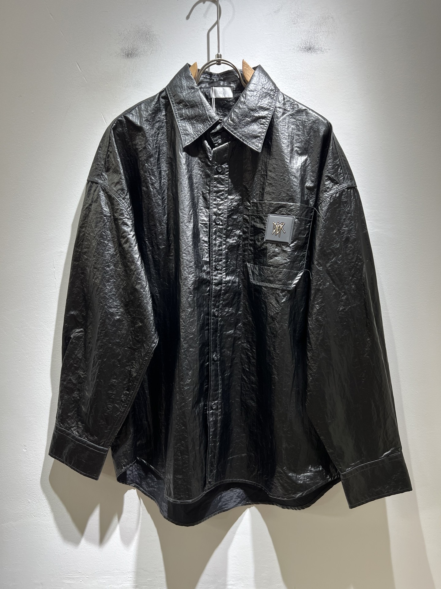 NO:515176,Dior 2025 autumn new men and women's shirts, the latest brand design elements!  Neither monotonous nor complicated, it shows taste just right!  Custom imported fabrics are provided by customers!  The unique high-end three-dimensional feeling of the fabric presents a simple and elegant temperament!  Logo leather decoration on the chest!  Full of fashionable logo elements design!  Full three-dimensional! Standard cutting design!  Every detail is a synchronized with high-end fashion. Size: S-2XL, dior, dior, alexander wang19860909Dior 迪奥2025秋季新款男女同款衬衣,品牌最新设计元素！既不单调也不复杂,恰到好处的展现品味！客供定制进口面料！面料独具的高奢立体感呈现简约优雅气质！胸前logo皮革修饰！满满的时尚logo元素设计！饱满立体!标准裁剪设计！每一处细节都是与高端时尚同步的体现. 尺码:S-2XL,,dior,dior,alexander wang,Men's clothing