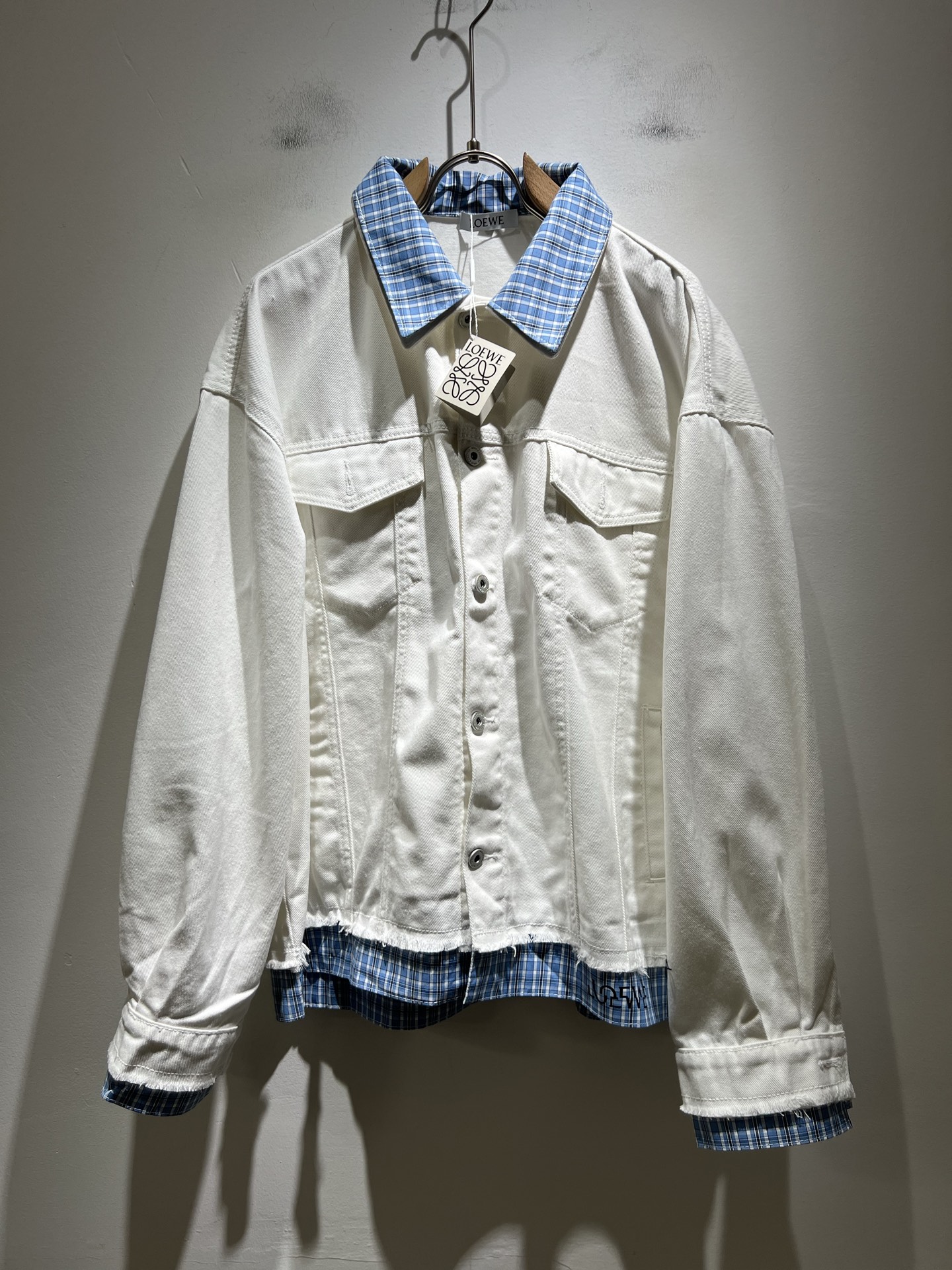 NO:516677,LO*WE/Luo*We 2025 autumn and winter new denim jackets for men and women, trading company channel goods, the latest products in 2025, official cabinets sold simultaneously, classic star-level items!  LO*WE's leather goods have the highest voice in the entire fashion circle, with a high brand value and influence, and a century-old historical and cultural heritage. The royal noble brand has subverted modern aesthetics with its exquisite handicrafts and design sense!  The overall design conforms to the aesthetic design of LOE home, uses classic brand elements, perfectly follows the essence and genes of LOE home, and injects the brand logo logo pattern on the chest!  Custom denim fabric!  The visual is quite exquisite and beautiful, showing the brand's characteristics, with a high recognition and a very fashionable feel. The overall design explains minimalism to the extreme, simple and generous!  Customers supply high-end materials imported from Egypt, with extremely luxurious and special materials, and the fabric attributes are all excellent. The touch experience is self-evident, and the ultimate luxury enjoyment!  The quality is perfect, the details are exquisite and exquisite, which not only reduces age and highlights the fashionable temperament. The upper body is full of temperament. The color matching is quite in line with the needs of the matching season, and the control is extremely high. It has no need to define age and has an excellent styling feel!  Size S-2XL, loewe, jackets & coats, jackets & coats, alexander wang19860909LO*WE/罗*威2025秋冬新款牛仔男女同款夹克外套,贸易公司渠道货,2025年最新品,官柜同步售卖,经典明星级单品！LO*WE家的皮具单品在整个时装圈最有极高的的发言权,品牌价值影响力颇高,有着百年历史文化底蕴,皇室御贵族御用品牌,其精湛的手工艺及设计感颠覆了现代审美！整体的设计符合LOE家美学设计,运用了经典的品牌元素,完美沿袭了LOE家的精髓与基因,胸前注入品牌logo标识图案设计！定制牛仔面料！视觉颇为精致美观,彰显了品牌特质,辨识度极高且极具时髦感,整体的设计将极简主义阐释到极致,简约而大方！客供埃及进口高级物料,极为奢华特殊的材质,面料属性皆为上乘,触感体验不言而喻,奢华极致享受！品相完美如斯,细节处处精致考究,即减龄又凸显了时髦气质感,上身满满的气质感,配色相当符合搭配季节需求,驾驭度混搭性极高,无关年龄界定,造型感极佳的一款单品！尺码S-2XL,,loewe,jackets & coats,jackets & coats,alexander wang,Men's clothing