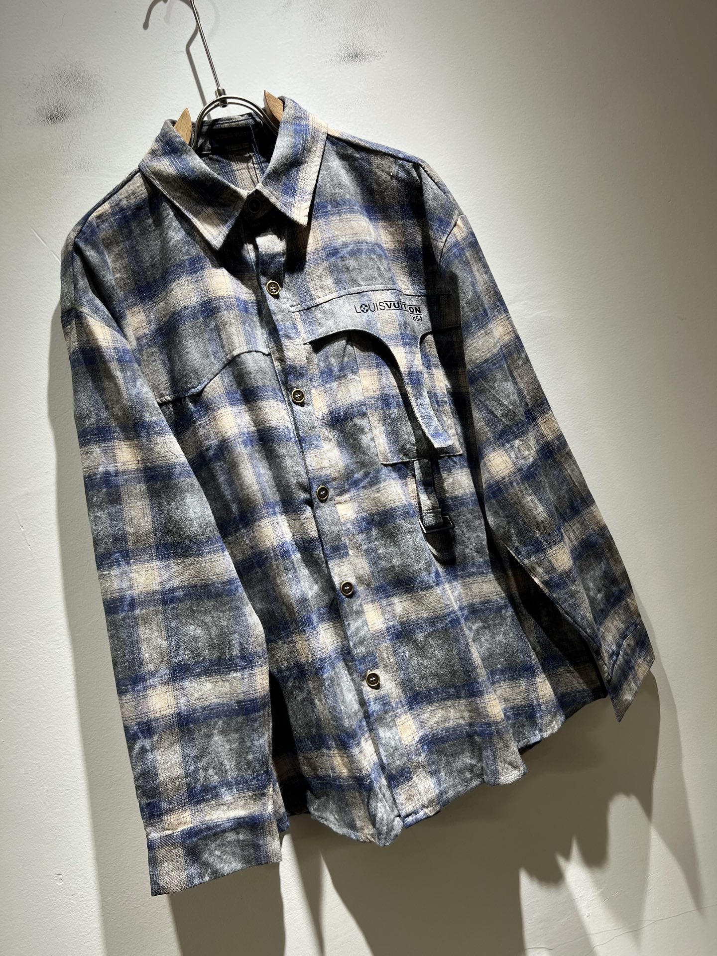 NO:516683,Louis Vuit*on 2025 autumn new light luxury men and women's uniform shirts, the new high-end of the Louis family, the details and quality are always flawless, customized original poplin cotton fabric!  Creative print design for letter logo pattern on chest!  If you don’t buy a few Louis items this spring, you are not considered a fashion expert. It interprets Louis’ iconic elements, which are really something that everyone loves. It is super soft and tough, and has excellent breathability. It comes from world-class trade-level OEM channels, with extremely rare quantity and no help after selling out. It is clean and neat. This is the special skill of the Louis family and the latest craftsmanship this quarter. The degree of meticulousness has reached the top, and the loose three-dimensional tailoring design is a unique one. It is a fusion of luxury and fashion!  Size S-2XL, louis vuitton,louis vuitton,alexander wang19860909Louis Vuit*on 路易*登 2025秋季新款轻奢男女同款衬衣,路易家族的新高端,细节品质永远的那么完美无瑕,定制原版府绸棉面料！胸前字母logo图案创意印花设计！今年春季节没有入手几件路易你算不上时尚达人.诠释路易的标志性元素,实属人见人爱的东西.超级柔软且具有韧性,透气感也是绝佳.来自世界级贸易级别的代工厂渠道,数量极其稀少售完无补.干净俐落.这是路易家族的看家绝活也是本季度的最新工艺.细致化程度已经达到顶端了,宽松立体剪裁的版型设计堪称一绝.属于奢华与时尚的融合！尺码S-2XL,,louis vuitton,louis vuitton,alexander wang,Men's clothing