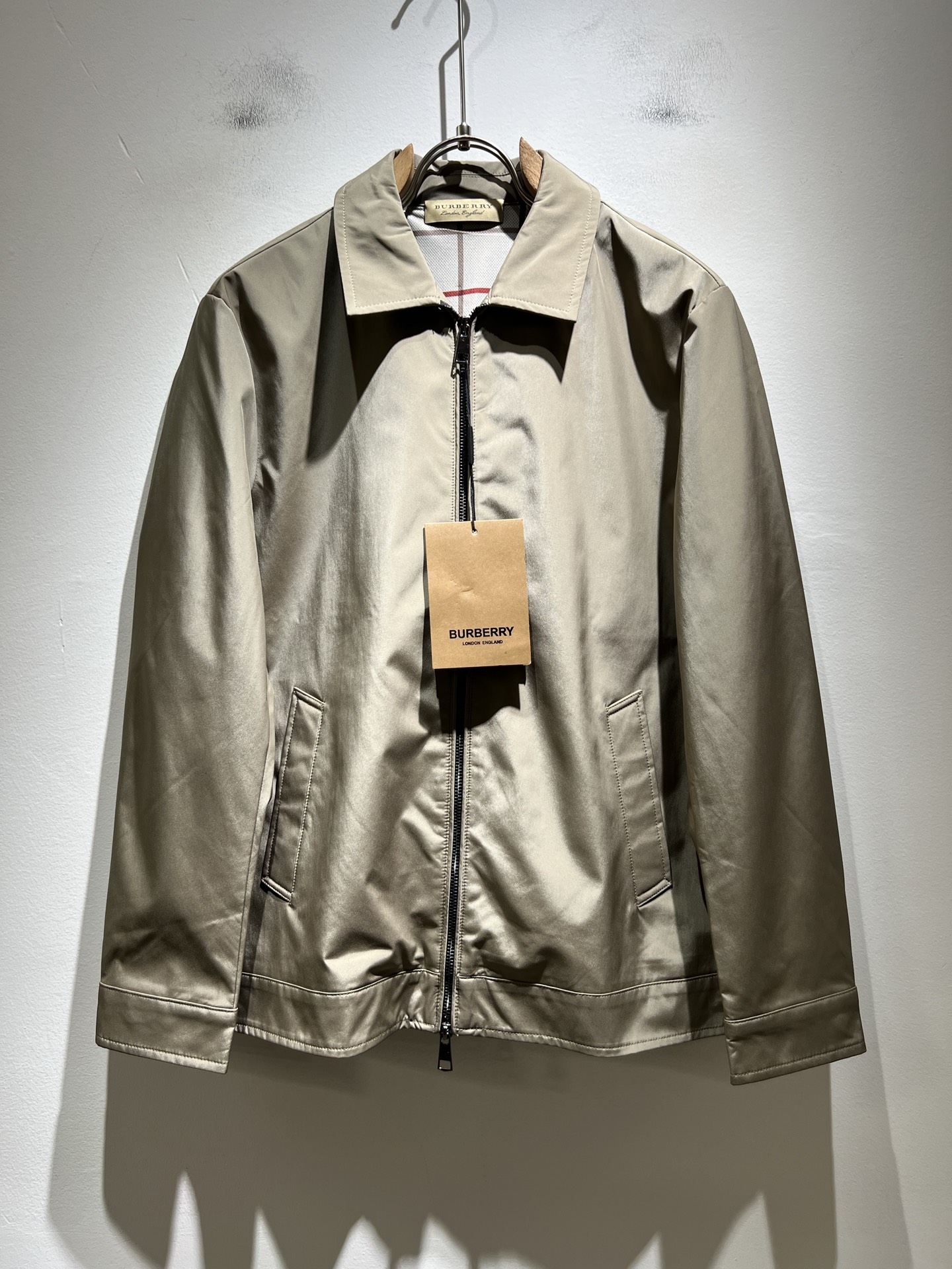 NO:515181,BURBER*Y BAR*Li’s new autumn and winter jacket is coming. It is made of a popular environmentally friendly polyester memory fabric recently. It is a high-end outdoor sports and leisure series, which is very popular!  The latest special material developed by BUR, memory fabric, also called memory cloth, refers to fabrics with morphological memory functions, which instantly kills all versions on the market. It can only be said that it is not a level at all. Whether it is material, detail restoration and craftsmanship, you are not afraid of any challenges. Just to contribute wonderful products to everyone, as always, and consistently. A style that implements the core concept of BUR closely ties the plaid and fashion, always maintains perfection, a simple but not simple design style perfectly meets the outfit you need in daily life. Size: M-3XL, burberry, jackets & coats, jackets & coats, alexander wang19860909BURBER*Y巴*莉2025秋冬新品夹克外套重磅来袭,最近比较火热的环保聚酯纤维记忆面料制作而成,高端户外运动休闲系列,非常火热运动风潮！BUR最新研发的特殊材质,记忆面料也叫记忆布,是指具有形态记忆功能的面料,秒杀市面上一切版本,只能说根本就不是一个级别的存在,不管是材质还是细节还原度以及工艺制作方面,不惧任何挑战,只为给大家奉献绝妙产物一如既往,始终如一,贯彻了BUR核心理念的一个款式将格纹与时尚紧紧的捆绑在一起,时刻保持完美,简约而不简单的的设计风格,完美的满足了你日常所需要的穿搭.尺码:M-3XL,,burberry,jackets & coats,jackets & coats,alexander wang,Men's clothing