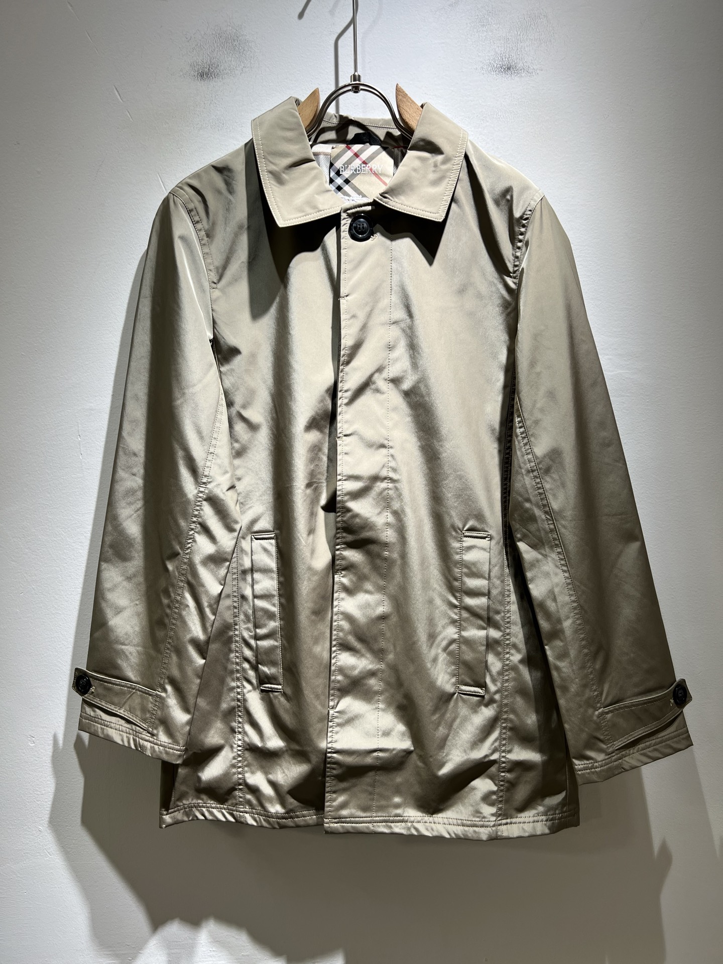 NO:518283,BURBER*Y BURBER*Y 2025 autumn and winter new mid-length jacket is coming, and it is made of a popular environmentally friendly polyester fiber memory fabric recently. It is a high-end outdoor sports and leisure series, which is very popular in sports!  The latest special material developed by BUR, memory fabric, also called memory cloth, refers to fabrics with morphological memory functions, which instantly kills all versions on the market. It can only be said that it is not a level at all. Whether it is material, detail restoration and craftsmanship, you are not afraid of any challenges. Just to contribute wonderful products to everyone, as always, and consistently. A style that implements the core concept of BUR closely ties the plaid and fashion, always maintains perfection, a simple but not simple design style perfectly meets the outfit you need in daily life. Size: M-3XL, burberry, jackets & coats, jackets & coats, alexander wang19860909BURBER*Y巴*莉2025秋冬新品中长款夹克外套重磅来袭,最近比较火热的环保聚酯纤维记忆面料制作而成,高端户外运动休闲系列,非常火热运动风潮！BUR最新研发的特殊材质,记忆面料也叫记忆布,是指具有形态记忆功能的面料,秒杀市面上一切版本,只能说根本就不是一个级别的存在,不管是材质还是细节还原度以及工艺制作方面,不惧任何挑战,只为给大家奉献绝妙产物一如既往,始终如一,贯彻了BUR核心理念的一个款式将格纹与时尚紧紧的捆绑在一起,时刻保持完美,简约而不简单的的设计风格,完美的满足了你日常所需要的穿搭.尺码:M-3XL,,burberry,jackets & coats,jackets & coats,alexander wang,Men's clothing