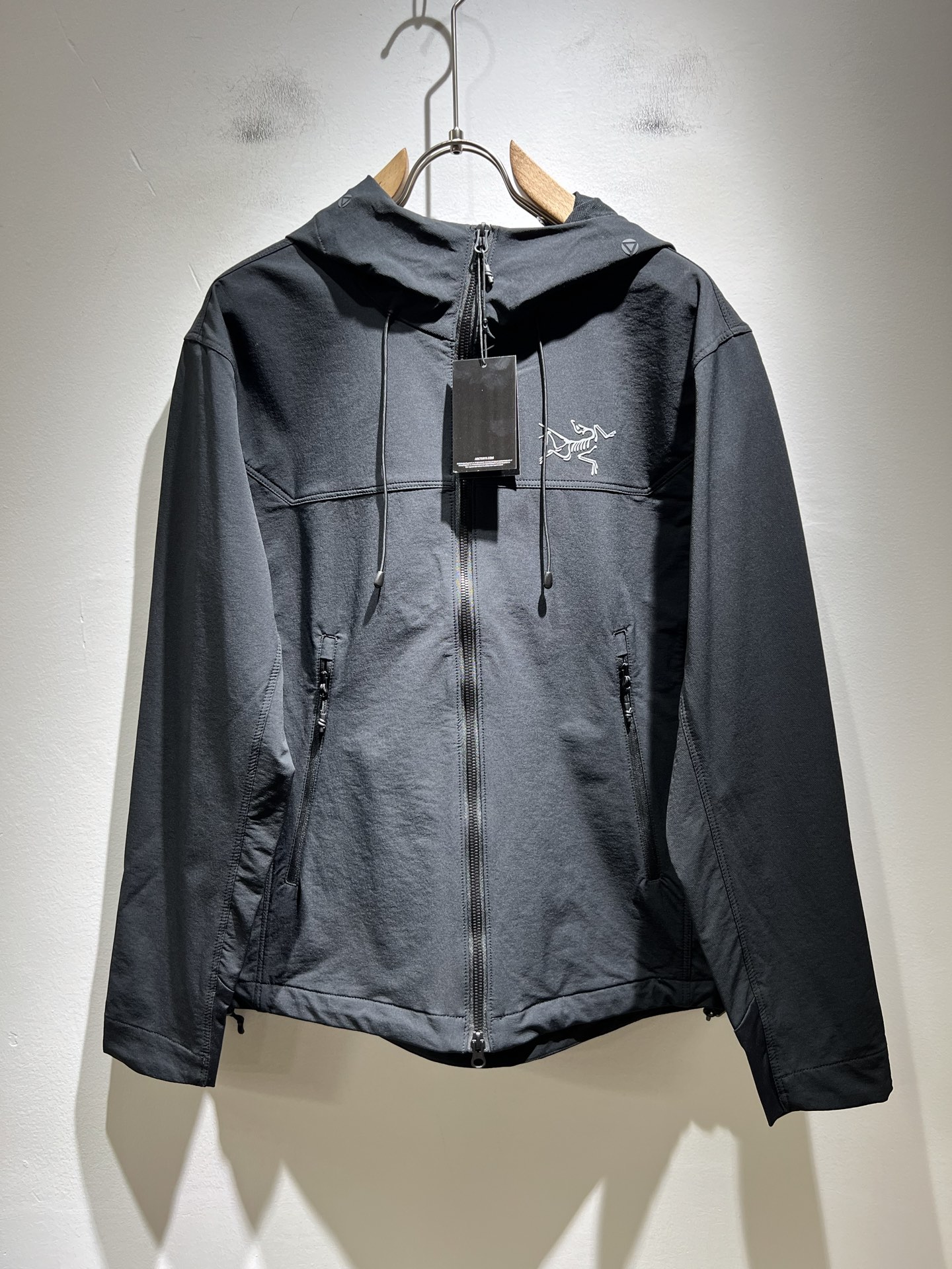 NO:516668,ARCTER*X Original Archaeological Bird 2025 autumn and winter new men and women's same jacket jacket, outdoor brands may first think of Canadian goose and Archaeological Bird. It gives people a feeling of trying out the label!  In addition to being quite accomplished in style design, the most obvious or most expert should be to have deeper and unique insights and attainments in fabrics. Through continuous structural research and problem-solving, and characterized by unique research on fabrics, these alone are enough to support it to become the first new logo brand image in the clothing manufacturing industry. This model is made of quick-drying fabric!  Through precision, the hand feels smooth and soft, and both has natural beauty and comfort. The large body style is cut cleanly and cleanly, and the fabric shows a different hazy structural beauty. It is made of exclusive mold customization. The fabric and its technology test the workers, can be smooth and smooth without wrinkles!  Chest logo pattern glue-press design!  It really tests the handmade work of every master!  It makes the overall clean and neat, without leaving any thread. Now the neutrality that pursues life is more refined in life!  Size M-3XL, arc'teryx,jackets & coats,jackets & coats,alexander wang19860909ARCTER*X始*祖鸟 2025秋冬新款男女同款夹克外套,户外品牌可能大家第一想到的就是加拿大鹅、始祖鸟.给人一种标签试的感觉！除了在款式设计上颇有造诣之外,最明显或者说最为拿手的,应该就是在面料上的拥有更深独特见解跟造诣了.通过不断地结构研究和问题处理,在以面料独特研究为特征,仅凭这些就已经足以支撑其成为服装制造行业中,首屈可数的新标志品牌形象.此款采用速干面料材质！通过精工手感细滑柔软,同时兼具自然美感跟舒适度.大身上版型裁剪简洁干净,面料上显现出了不一样朦胧的结构性美感来.独家开模定制而成,面料及其考验工人的技术,能做到平整服帖又不起皱！胸前logo图案压胶设计！真的是很考验每位师傅的手工制作！使得整体干净利索,不留一丝线头.现在对于生活有所追求的中性也在生活中更为精致！尺码M-3XL,arc'teryx,jackets & coats,jackets & coats,alexander wang,Men's clothing