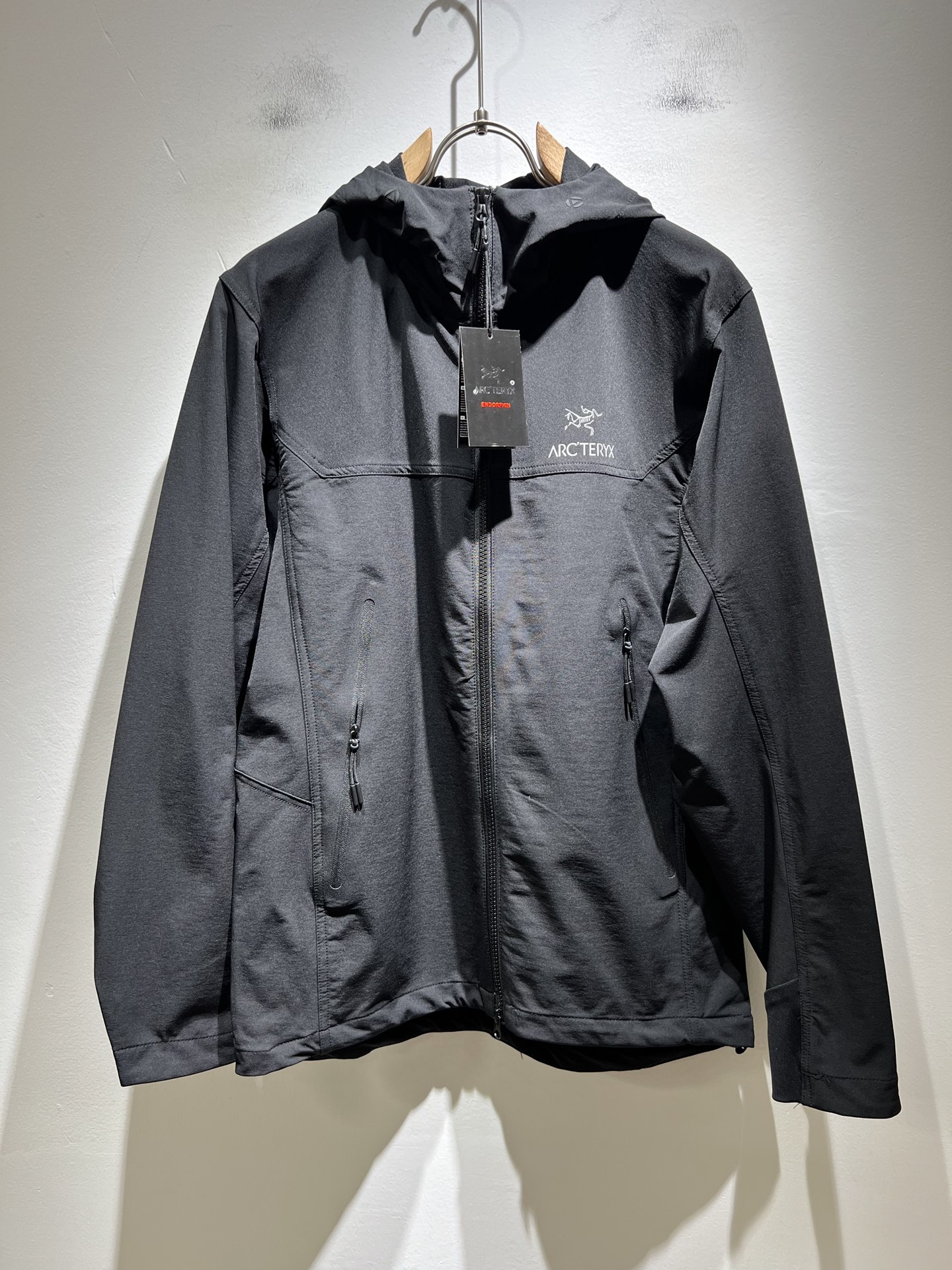 NO:516675,ARCTER*X Original Archaeological Bird 2025 autumn and winter new men and women's same jacket jacket, outdoor brands may first think of Canadian goose and Archaeological Bird. It gives people a feeling of trying out the label!  In addition to being quite accomplished in style design, the most obvious or most expert should be to have deeper and unique insights and attainments in fabrics. Through continuous structural research and problem-solving, and characterized by unique research on fabrics, these alone are enough to support it to become the first new logo brand image in the clothing manufacturing industry. This model is made of quick-drying fabric!  Through precision, the hand feels smooth and soft, and both has natural beauty and comfort. The large body style is cut cleanly and cleanly, and the fabric shows a different hazy structural beauty. It is made of exclusive mold customization. The fabric and its technology test the workers, can be smooth and smooth without wrinkles!  Chest logo pattern glue-press design!  It really tests the handmade work of every master!  It makes the overall clean and neat, without leaving any thread. Now the neutrality that pursues life is more refined in life!  Size M-3XL, arc'teryx,jackets & coats,jackets & coats,alexander wang19860909ARCTER*X始*祖鸟 2025秋冬新款男女同款夹克外套,户外品牌可能大家第一想到的就是加拿大鹅、始祖鸟.给人一种标签试的感觉！除了在款式设计上颇有造诣之外,最明显或者说最为拿手的,应该就是在面料上的拥有更深独特见解跟造诣了.通过不断地结构研究和问题处理,在以面料独特研究为特征,仅凭这些就已经足以支撑其成为服装制造行业中,首屈可数的新标志品牌形象.此款采用速干面料材质！通过精工手感细滑柔软,同时兼具自然美感跟舒适度.大身上版型裁剪简洁干净,面料上显现出了不一样朦胧的结构性美感来.独家开模定制而成,面料及其考验工人的技术,能做到平整服帖又不起皱！胸前logo图案压胶设计！真的是很考验每位师傅的手工制作！使得整体干净利索,不留一丝线头.现在对于生活有所追求的中性也在生活中更为精致！尺码M-3XL,arc'teryx,jackets & coats,jackets & coats,alexander wang,Men's clothing