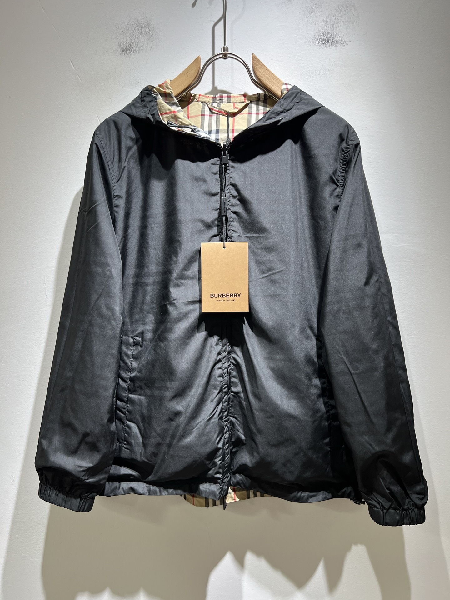 NO:519707,BURBER*Y BAL*LY Double-sided Jacket!  The new autumn and winter jackets of 2025 are coming, and are made of a popular environmentally friendly polyester fiber memory fabric recently. The high-end outdoor sports and leisure series is very popular!  The latest special material developed by BUR, memory fabric, also called memory cloth, refers to fabrics with morphological memory functions, which instantly kills all versions on the market. It can only be said that it is not a level at all. Whether it is material, detail restoration and craftsmanship, you are not afraid of any challenges. Just to contribute wonderful products to everyone, as always, and consistently. A style that implements the core concept of BUR closely ties the plaid and fashion, always maintains perfection, a simple but not simple design style perfectly meets the outfit you need in daily life. Size: M-3XL, burberry, jackets & coats, jackets & coats, alexander wang19860909BURBER*Y巴*莉双面夹克！2025秋冬新品夹克外套重磅来袭,最近比较火热的环保聚酯纤维记忆面料制作而成,高端户外运动休闲系列,非常火热运动风潮！BUR最新研发的特殊材质,记忆面料也叫记忆布,是指具有形态记忆功能的面料,秒杀市面上一切版本,只能说根本就不是一个级别的存在,不管是材质还是细节还原度以及工艺制作方面,不惧任何挑战,只为给大家奉献绝妙产物一如既往,始终如一,贯彻了BUR核心理念的一个款式将格纹与时尚紧紧的捆绑在一起,时刻保持完美,简约而不简单的的设计风格,完美的满足了你日常所需要的穿搭.尺码:M-3XL,,burberry,jackets & coats,jackets & coats,alexander wang,Men's clothing