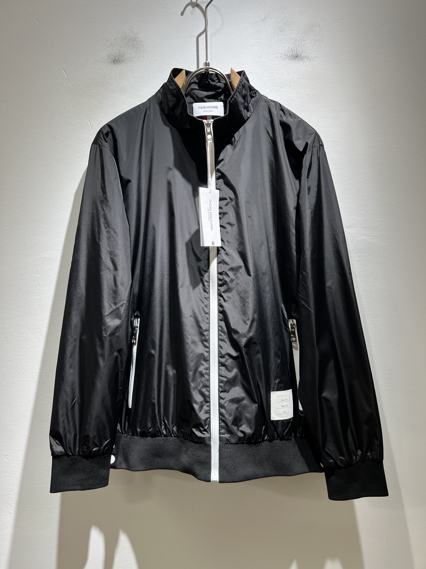 Veste Thom Browne Noir Coupe-Vent Légère avec Détails Distinctifs