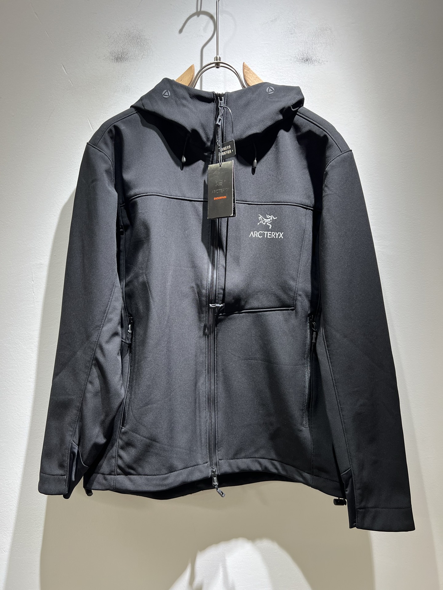 NO:519693,ARCTER*X Original Archaeological Bird 2025 autumn and winter new men and women's same jacket jacket, outdoor brands may first think of Canadian goose and Archaeological Bird. It gives people a feeling of trying out the label!  In addition to being quite accomplished in style design, the most obvious or most expert should be to have deeper and unique insights and attainments in fabrics. Through continuous structural research and problem-solving, and characterized by unique research on fabrics, these alone are enough to support it to become the first new logo brand image in the clothing manufacturing industry. This model is made of quick-drying fabric!  Through precision, the hand feels smooth and soft, and both has natural beauty and comfort. The large body style is cut cleanly and cleanly, and the fabric shows a different hazy structural beauty. It is made of exclusive mold customization. The fabric and its technology test the workers, can be smooth and smooth without wrinkles!  Chest logo pattern glue-press design!  It really tests the handmade work of every master!  It makes the overall clean and neat, without leaving any thread. Now the neutrality that pursues life is more refined in life!  Size M-3XL, arc'teryx,jackets & coats,jackets & coats,alexander wang19860909ARCTER*X始*祖鸟 2025秋冬新款男女同款夹克外套,户外品牌可能大家第一想到的就是加拿大鹅、始祖鸟.给人一种标签试的感觉！除了在款式设计上颇有造诣之外,最明显或者说最为拿手的,应该就是在面料上的拥有更深独特见解跟造诣了.通过不断地结构研究和问题处理,在以面料独特研究为特征,仅凭这些就已经足以支撑其成为服装制造行业中,首屈可数的新标志品牌形象.此款采用速干面料材质！通过精工手感细滑柔软,同时兼具自然美感跟舒适度.大身上版型裁剪简洁干净,面料上显现出了不一样朦胧的结构性美感来.独家开模定制而成,面料及其考验工人的技术,能做到平整服帖又不起皱！胸前logo图案压胶设计！真的是很考验每位师傅的手工制作！使得整体干净利索,不留一丝线头.现在对于生活有所追求的中性也在生活中更为精致！尺码M-3XL,arc'teryx,jackets & coats,jackets & coats,alexander wang,Men's clothing