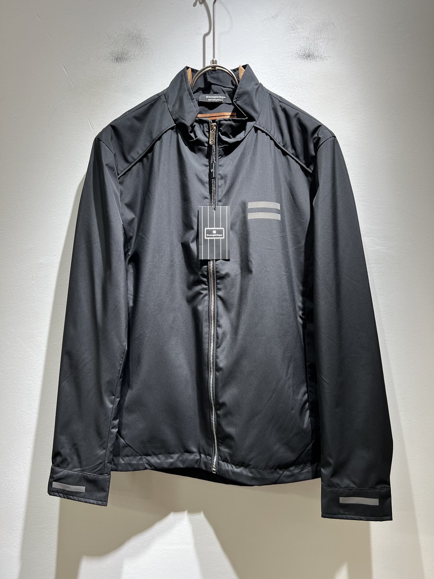 NO:519705,Ermenegildo Zeg*aJia 2025 autumn and winter new men's jacket, foreign trade company order!  Customer-supplied polyester fiber material, chest logo pattern printing design!  It is one of the classic exclusive fabrics of Zenia!  The texture is light, soft and delicate, but the shape is straight and stylish!  It adopts a multi-layer structure and has windproof performance. The pockets are decorated with details and are extremely luxurious... Perfectly interpreting high-quality quality. Customized original hardware is available for customers!  Size M-3XL, zegna, jackets & coats, jackets & coats, alexander wang19860909Ermenegildo Zeg*a杰*亚 2025秋冬新款男士夹克外套,外贸公司订单！客供聚酯纤维材质,胸前logo图案印花设计！是杰尼亚经典的专有织物之一！ 质地轻盈、触感又柔软细腻、但型态又笔挺有型！ 采用多层结构、具备防风性能. 口袋饰有细节、奢华极致… 完美演绎高品质品相.客供定制原版五金！尺码M-3XL,,zegna,jackets & coats,jackets & coats,alexander wang,Men's clothing