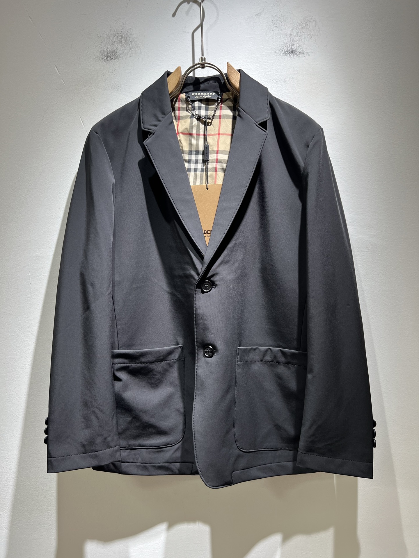 NO:518287,Bur*erry 2025 autumn new classic men's suit jacket, brand classic plaid design elements!  Neither monotonous nor complicated, it shows taste just right!  Customized original stretch spandex fabrics are available for customer!  Comfortable and breathable are no problem at all. The unique high luxury of the fabric presents a simple and elegant temperament!  Classic logo edge series!  Standard cut design!  Every detail is a synchronized with high-end fashion. Size: M-3XL, burberry, jackets & coats, jackets & coats, business suit, alexander wang19860909Bur*erry 巴*莉 2025秋季新款经典男士西装夹克外套,品牌经典格子设计元素！既不单调也不复杂,恰到好处的展现品味！客供定制原版弹力氨纶面料！舒适透气根本不在话下,面料独具的高奢感呈现简约优雅气质！经典标识包边系列！标准裁剪设计！每一处细节都是与高端时尚同步的体现.尺码:M-3XL,,burberry,jackets & coats,jackets & coats,business suit,alexander wang,Men's clothing