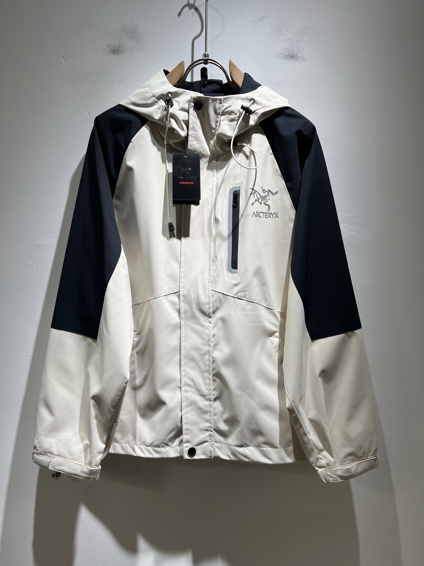 NO:518289,ARCTER*X Original Archaeological Bird 2025 autumn and winter new men and women's same jacket jacket, outdoor brands may first think of Canadian goose and Archaeological Bird. It gives people a feeling of trying out the label!  In addition to being quite accomplished in style design, the most obvious or most expert should be to have deeper and unique insights and attainments in fabrics. Through continuous structural research and problem-solving, and characterized by unique research on fabrics, these alone are enough to support it to become the first new logo brand image in the clothing manufacturing industry. This model is made of quick-drying fabric!  Through precision, the hand feels smooth and soft, and both has natural beauty and comfort. The large body style is cut cleanly and cleanly, and the fabric shows a different hazy structural beauty. It is made of exclusive mold customization. The fabric and its technology test the workers, can be smooth and smooth without wrinkles!  Chest logo pattern glue-press design!  It really tests the handmade work of every master!  It makes the overall clean and neat, without leaving any thread. Now the neutrality that pursues life is more refined in life!  Size M-3XL, arc'teryx,jackets & coats,jackets & coats,alexander wang19860909ARCTER*X始*祖鸟 2025秋冬新款男女同款夹克外套,户外品牌可能大家第一想到的就是加拿大鹅、始祖鸟.给人一种标签试的感觉！除了在款式设计上颇有造诣之外,最明显或者说最为拿手的,应该就是在面料上的拥有更深独特见解跟造诣了.通过不断地结构研究和问题处理,在以面料独特研究为特征,仅凭这些就已经足以支撑其成为服装制造行业中,首屈可数的新标志品牌形象.此款采用速干面料材质！通过精工手感细滑柔软,同时兼具自然美感跟舒适度.大身上版型裁剪简洁干净,面料上显现出了不一样朦胧的结构性美感来.独家开模定制而成,面料及其考验工人的技术,能做到平整服帖又不起皱！胸前logo图案压胶设计！真的是很考验每位师傅的手工制作！使得整体干净利索,不留一丝线头.现在对于生活有所追求的中性也在生活中更为精致！尺码M-3XL,arc'teryx,jackets & coats,jackets & coats,alexander wang,Men's clothing