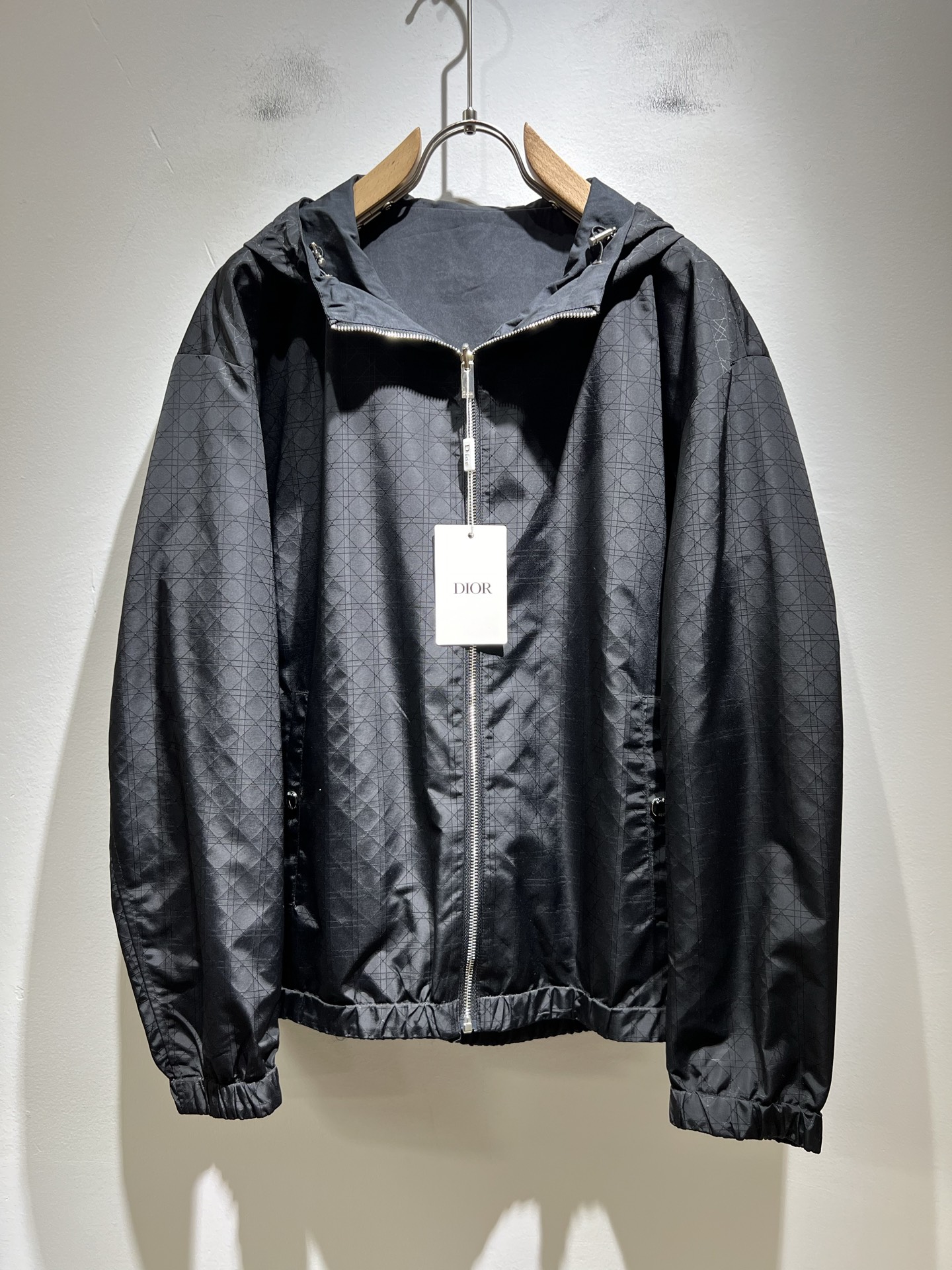 NO:516662,Dio*r Dio double-sided wear!  2025 autumn and winter men and women's same jacket jacket, the latest fashionable casual jacket, trading company channels are rare, and it is released on the official website at the same time. The most anticipated high-quality products of men's gods are coming, making you feel what is truly high luxury and connotation! Logo logo pattern design!  Full of brand style!  The most enjoyable dressing experience you enjoy! It perfectly enhances the overall luxury and class, and you can get a high-end luxury atmosphere at a glance!  The upper body is versatile and simple, and it is not picky about people. It can easily deal with various occasions and environments. It is undoubtedly a must-have item for daily commuting! Size M-3XL, dior, jackets & coats, jackets & coats, alexander wang19860909Dio*r迪*奥双面穿！2025秋冬男女同款夹克外套,最新时尚休闲夹克,贸易公司渠道稀出,同步官网发售,男神最为期待的精品狠货重磅来袭,让你感受到什么叫真正的高奢有内涵!标志logo图案设计！满满的品牌风格！你最为享受的穿着体验! 完美提升了整体的奢华档次感,一眼就能Get到的高端奢华气息！上身百搭简约不挑人,轻松应对各种场合与环境,属于日常通勤必备的臻品无疑!尺码M-3XL,,dior,jackets & coats,jackets & coats,alexander wang,Men's clothing